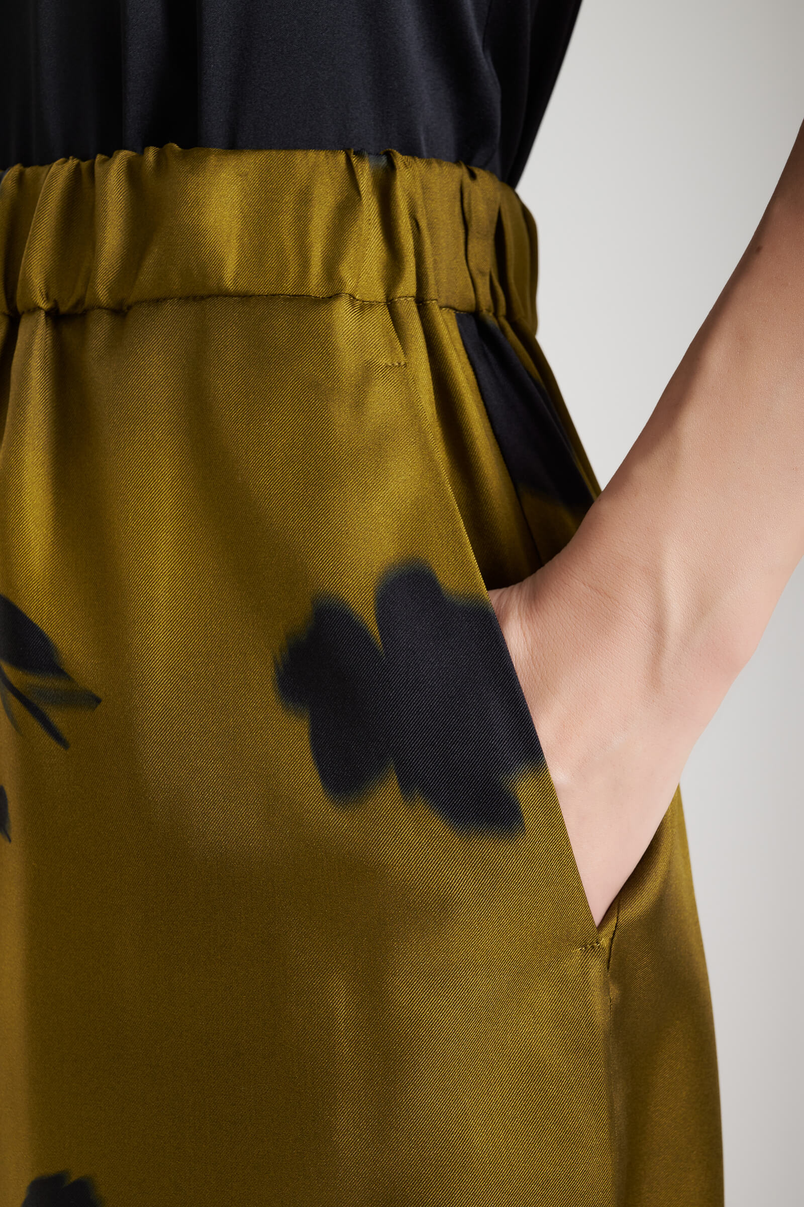 Шелковые брюки на резинке Бренд MM