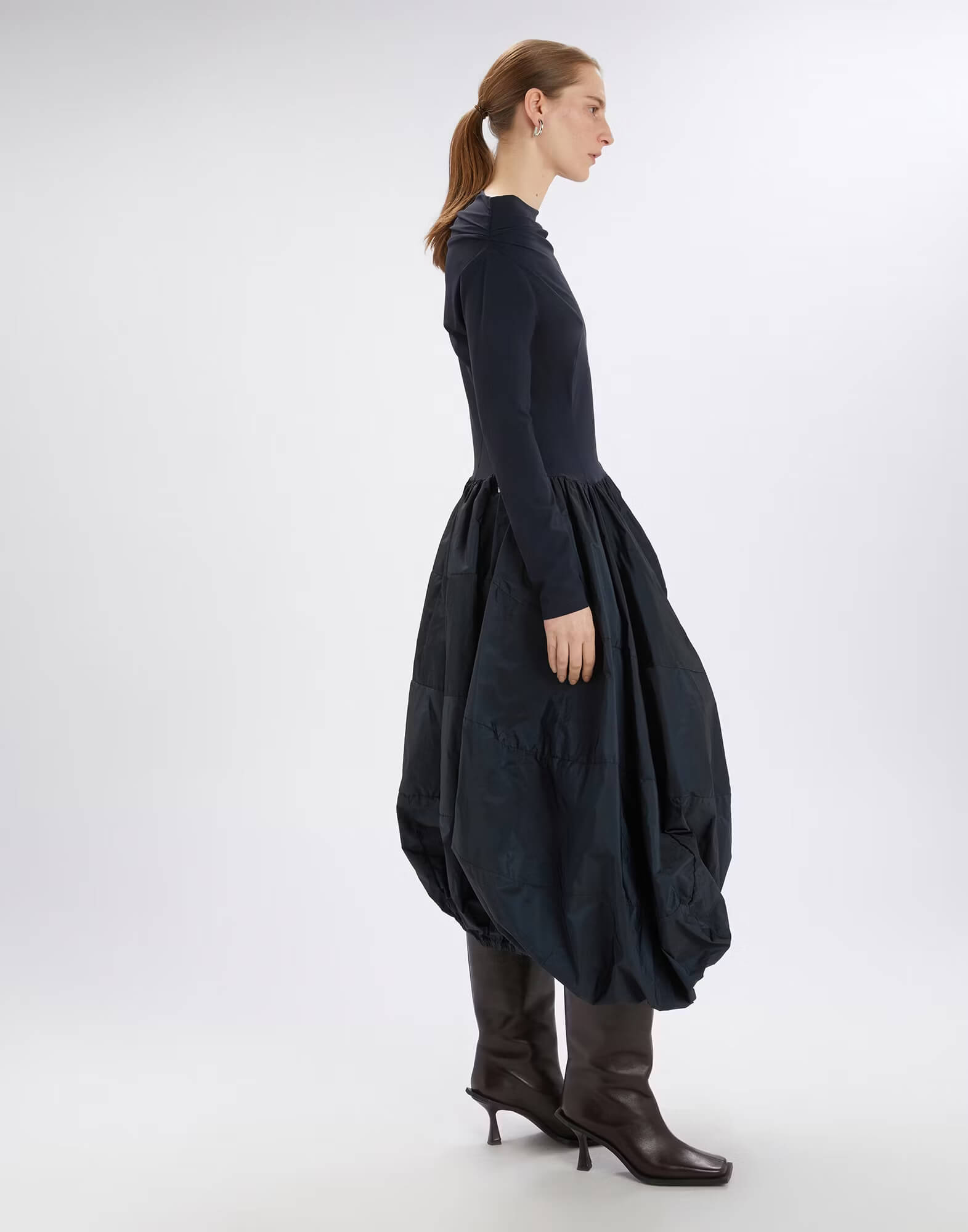 Платье из технологичной ткани и юбкой-баллоном Бренд High