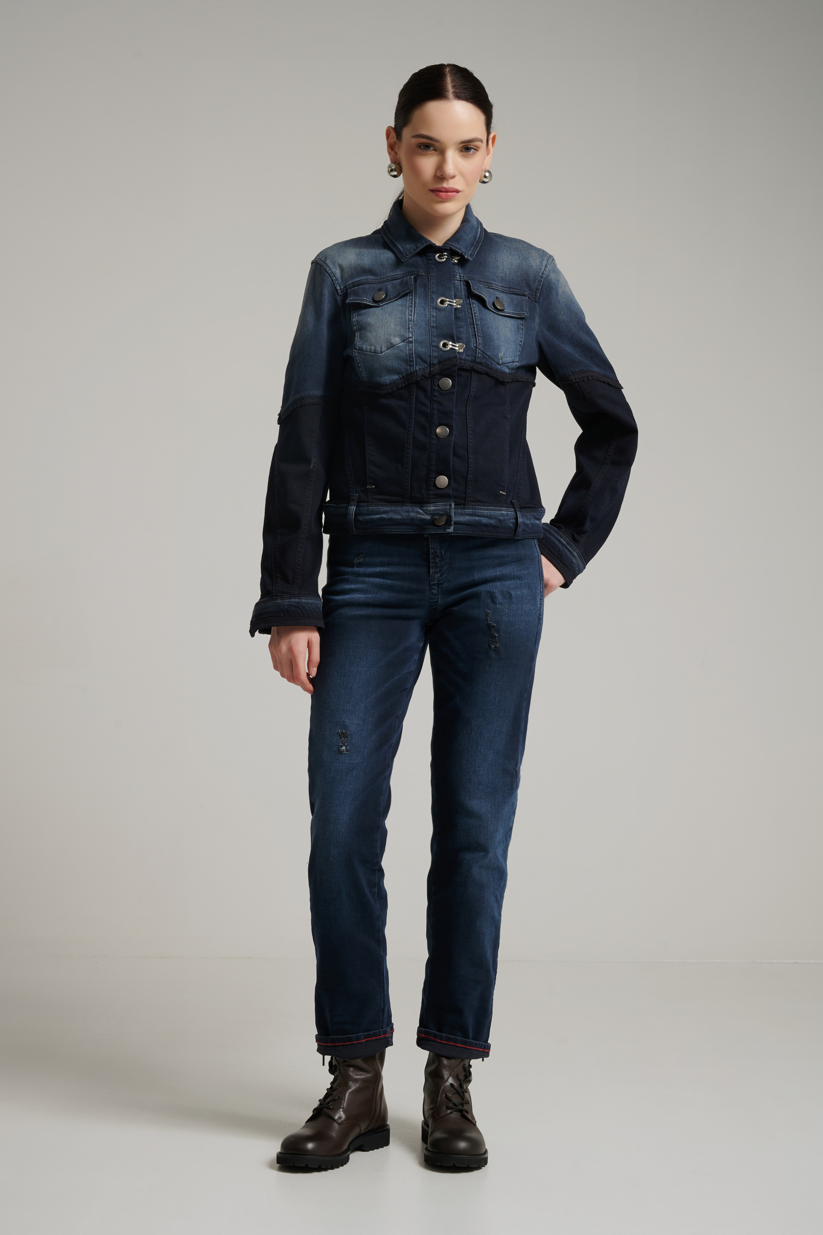 Джинсы с элементами потертости Бренд High