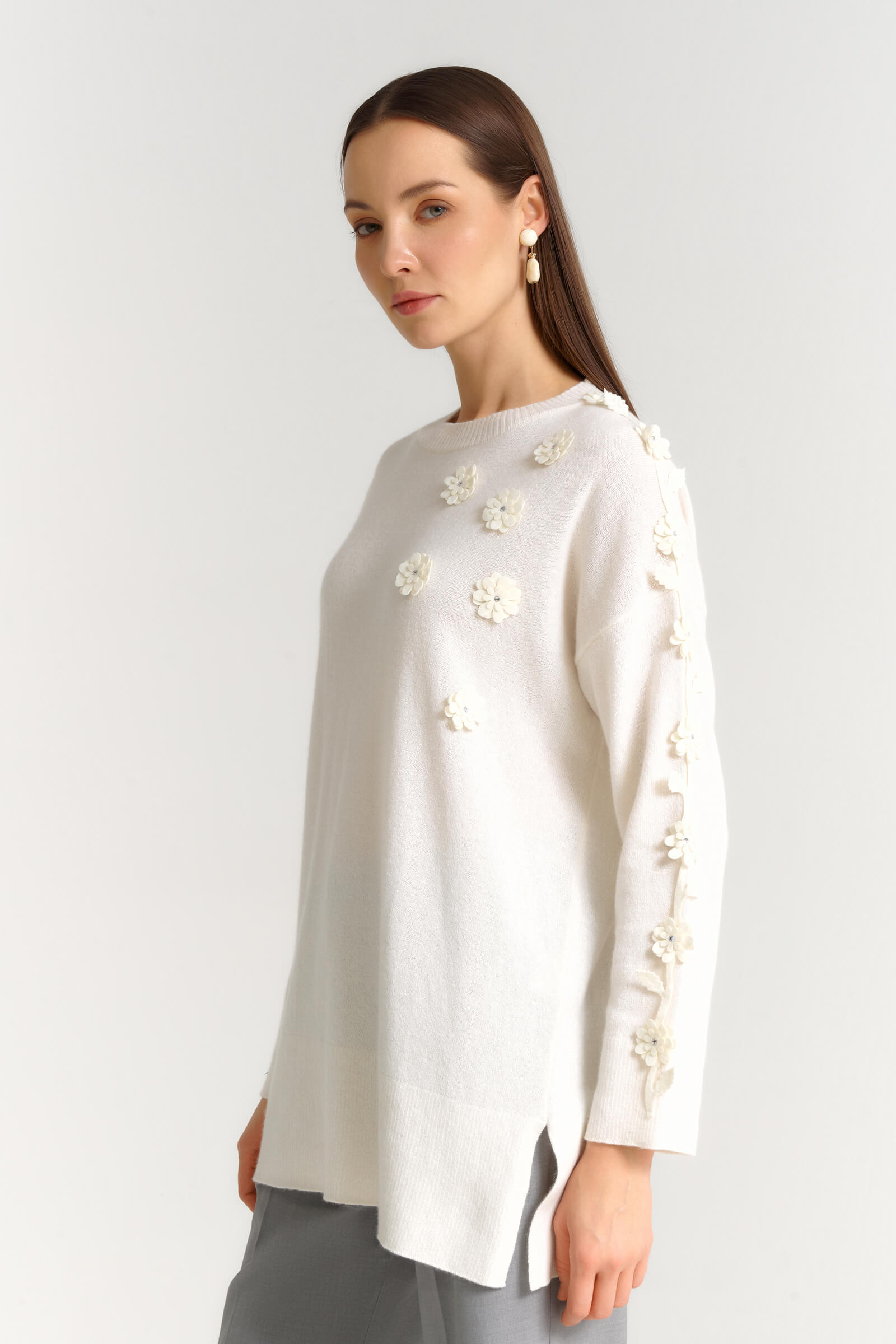 Джемпер с объемным цветочным декором Бренд Daniela Drei