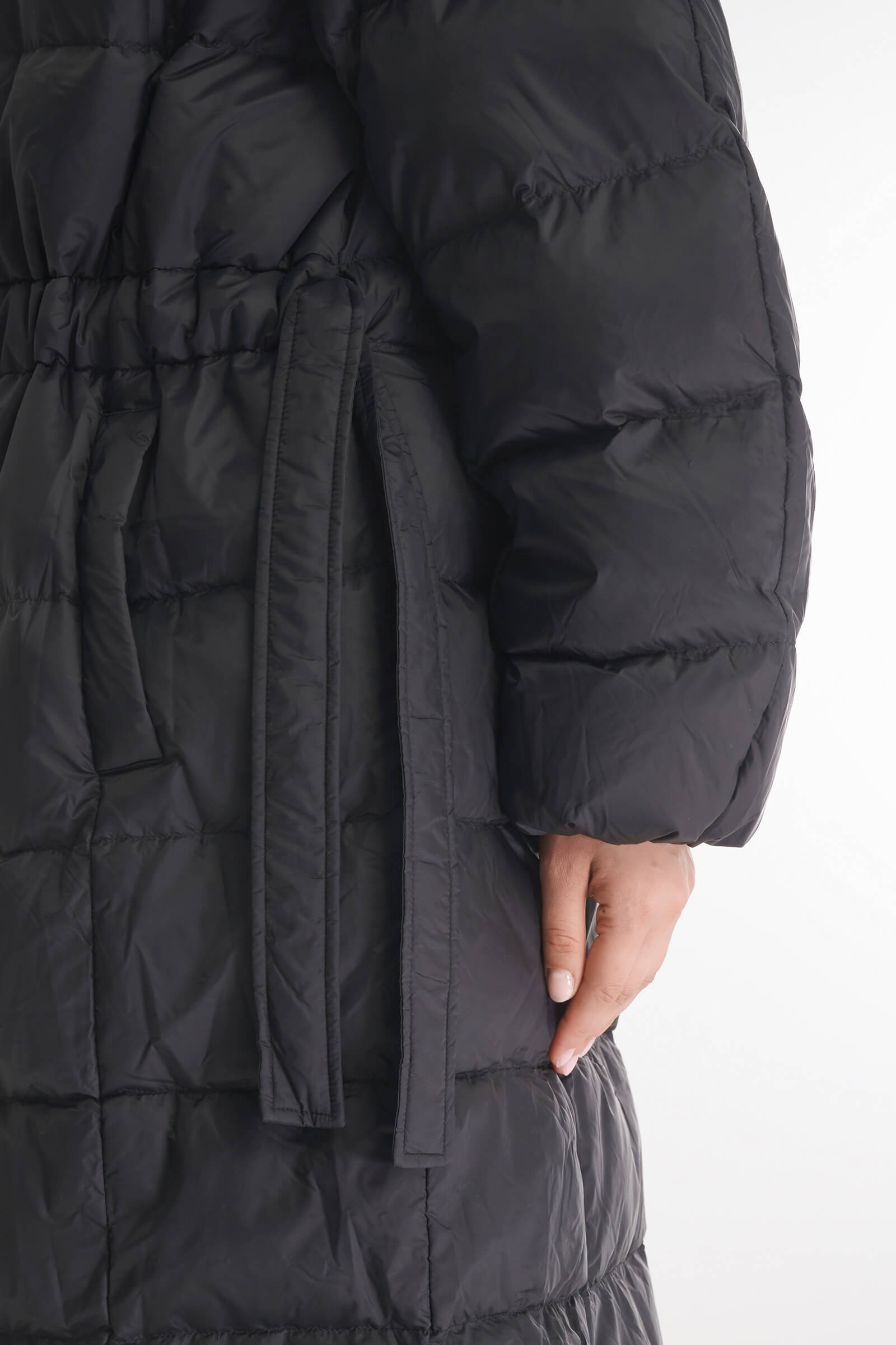 Стеганое пуховое пальто с кулиской на талии Бренд Caterina Leman