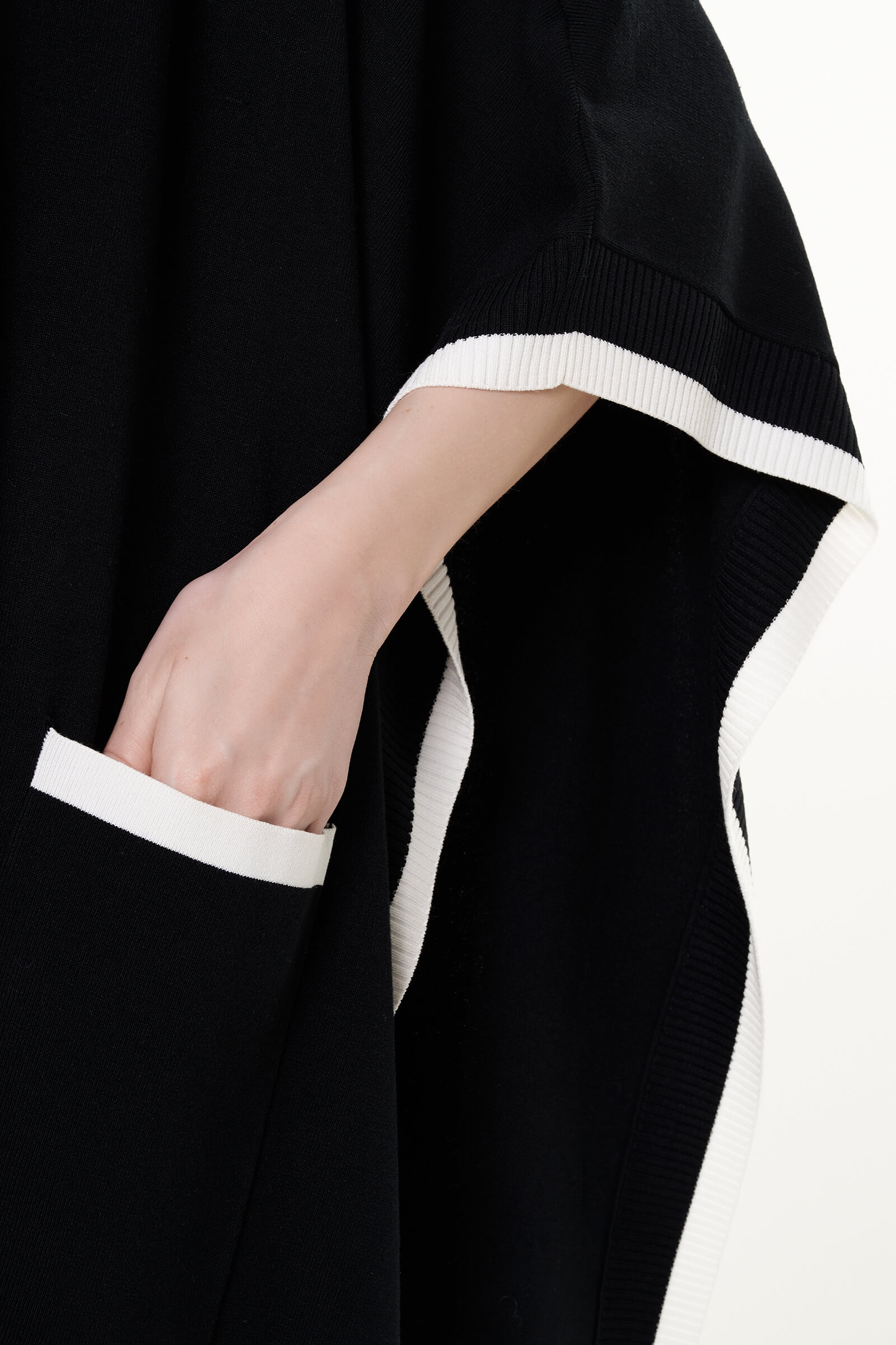 Трикотажное пончо с капюшоном Бренд Luisa Viola