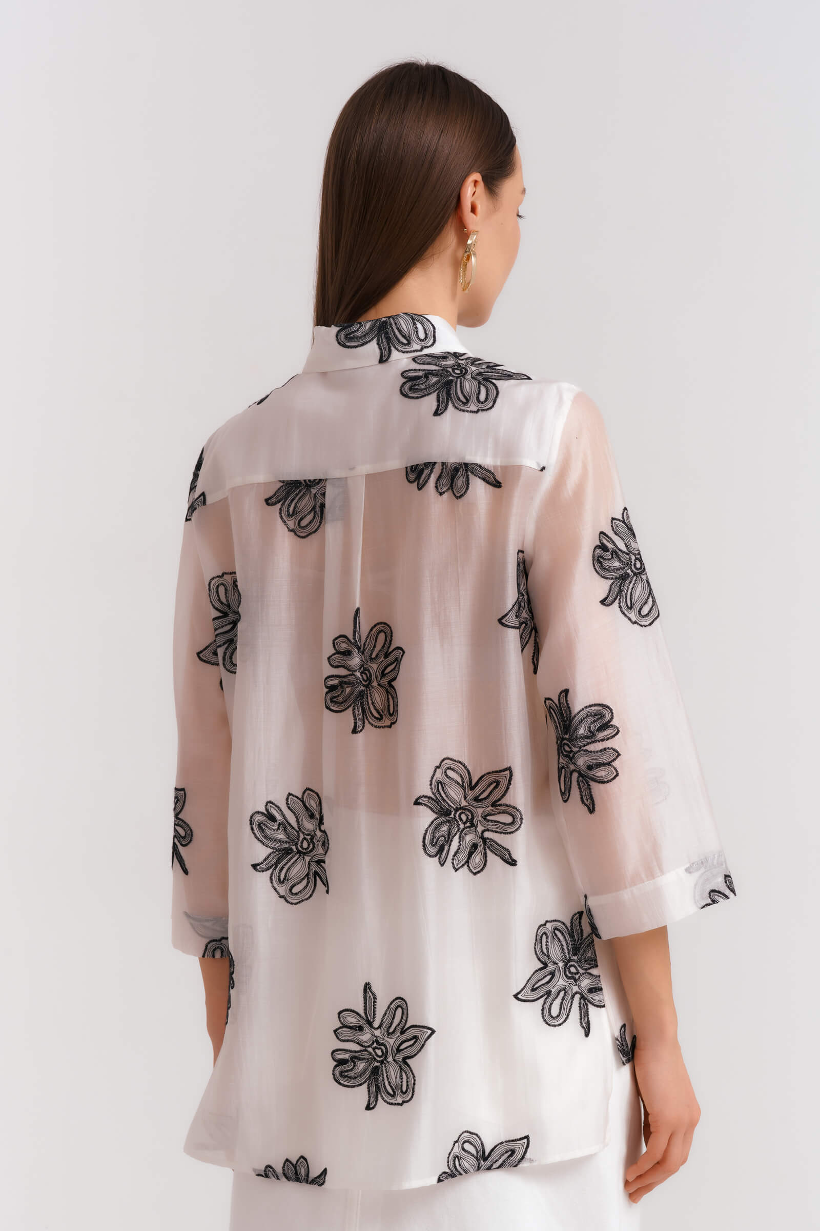 Рубашка с цветочной вышивкой Бренд Diana Gallesi