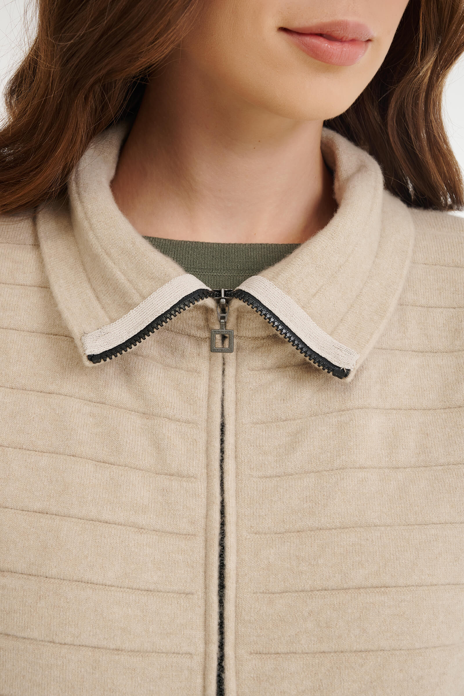 Трикотажный жилет на молнии Бренд Sarah Pacini