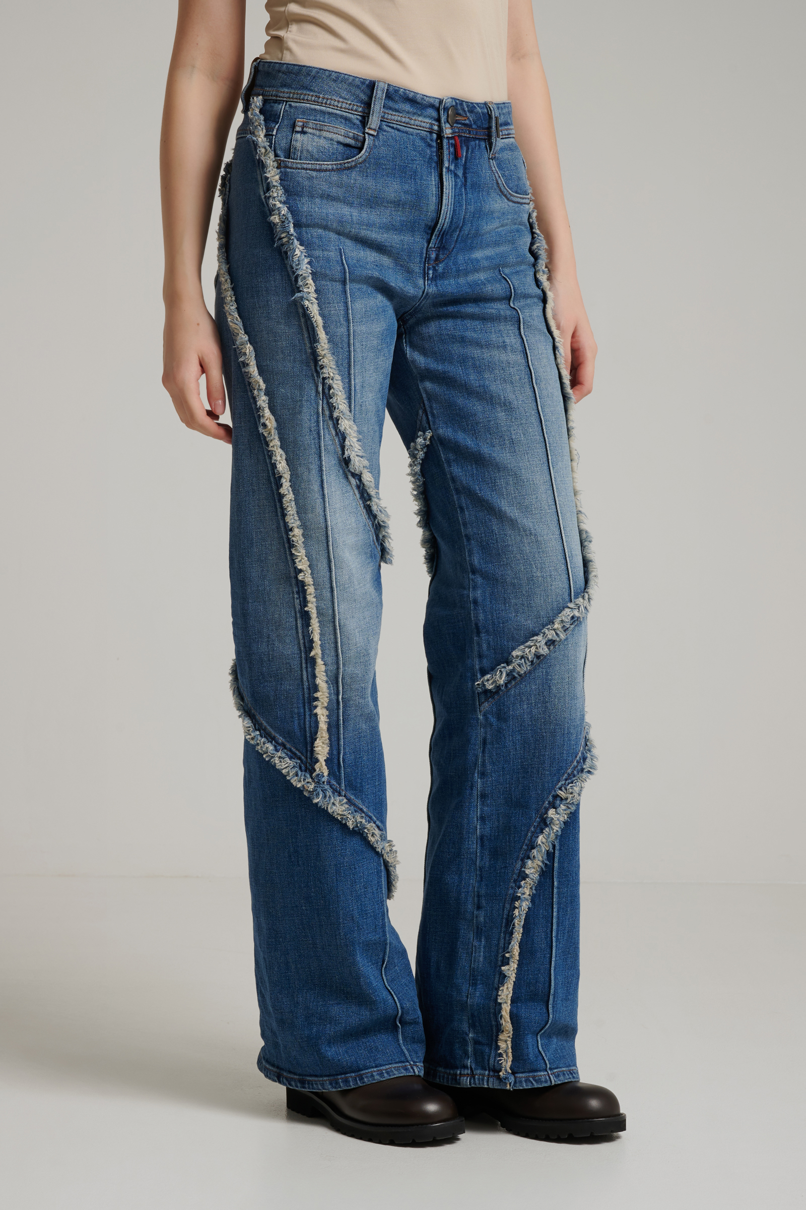 Джинсы с простроченной бахрамой Бренд High
