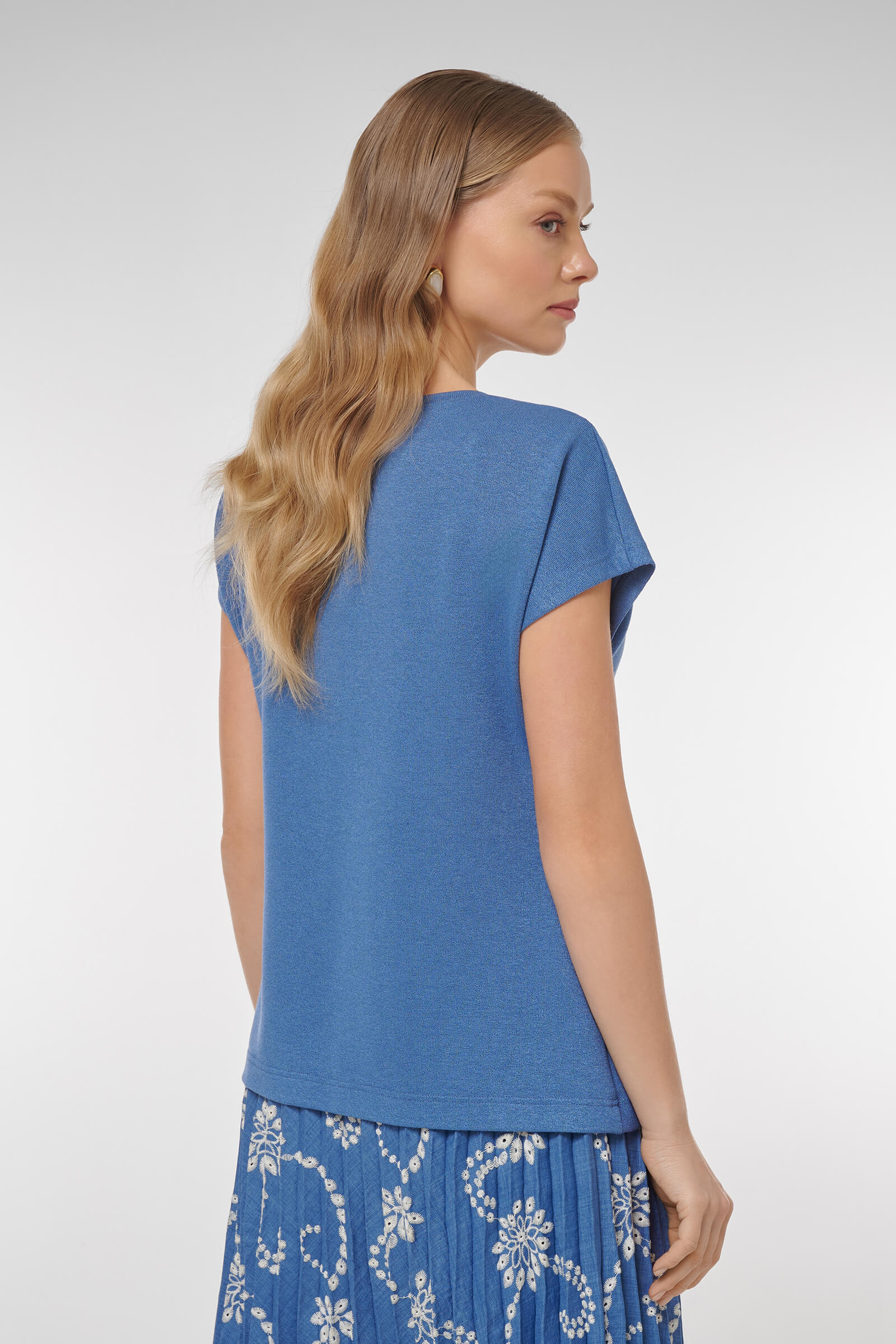 Футболка ассиметричного кроя с  вышивкой Бренд Caterina Leman