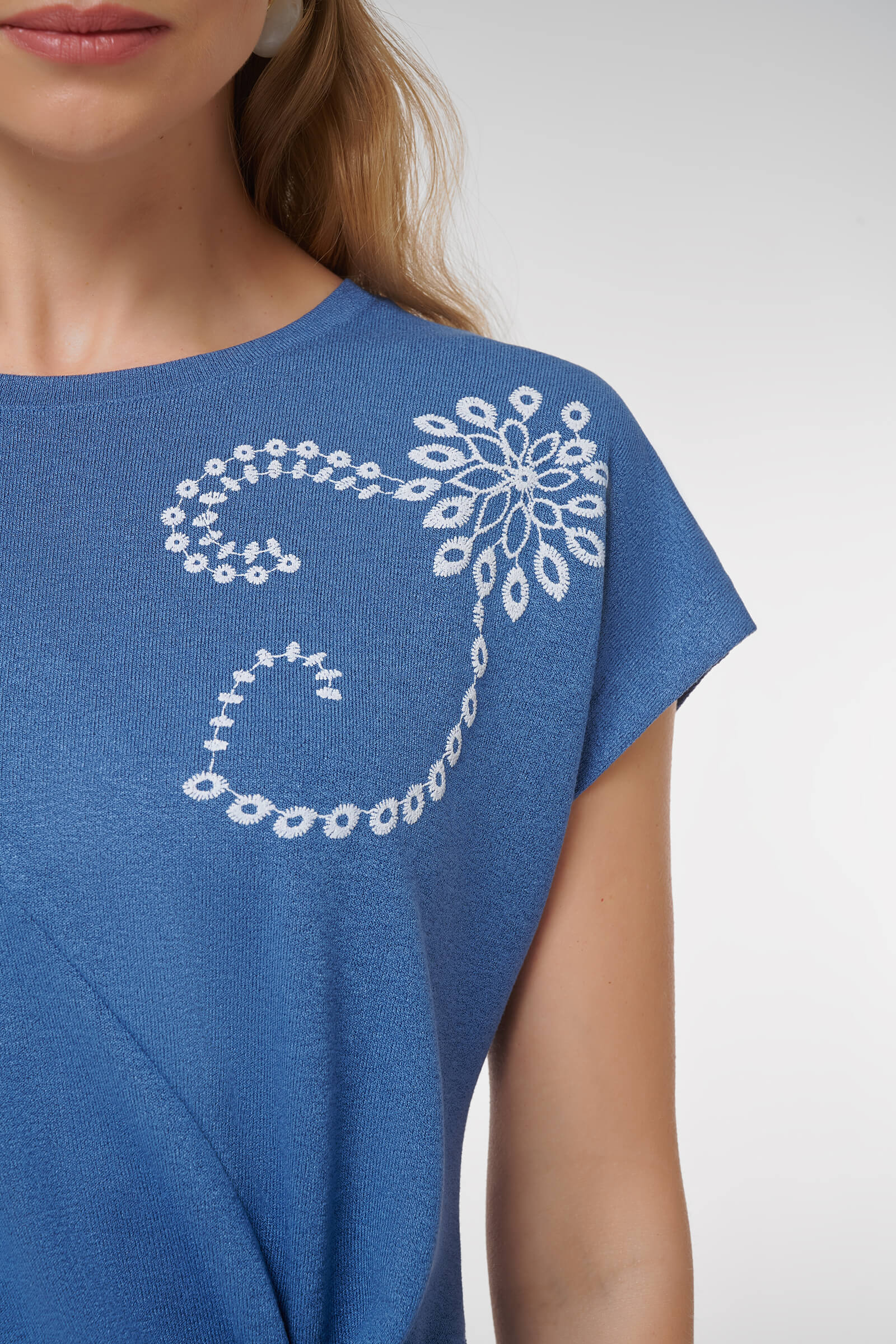 Футболка ассиметричного кроя с  вышивкой Бренд Caterina Leman