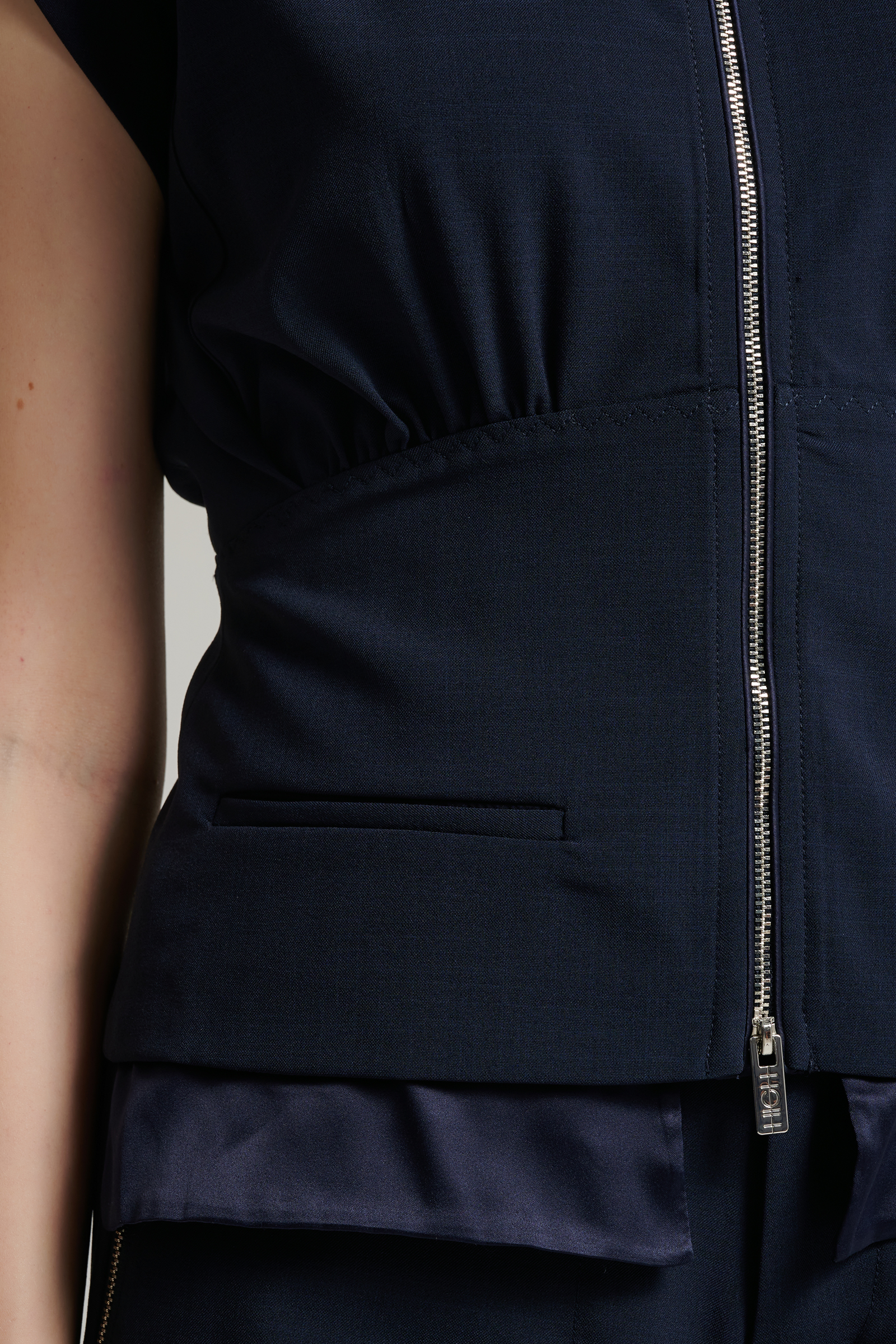 Жилет на молнии Бренд High