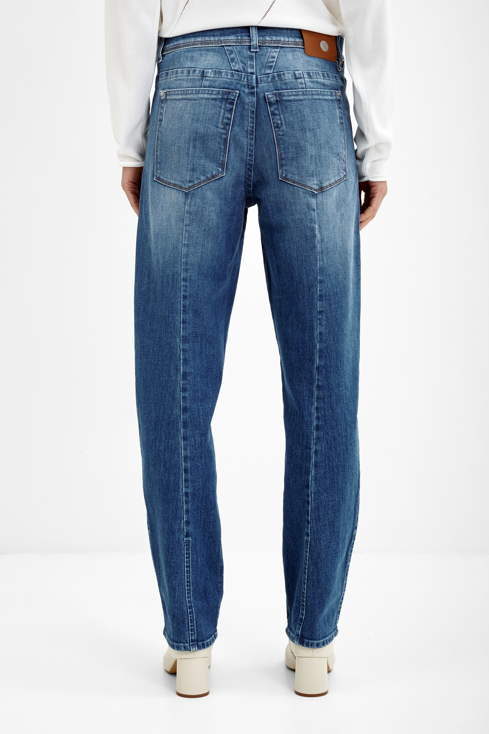 Зауженные джинсы с потертостями Бренд High