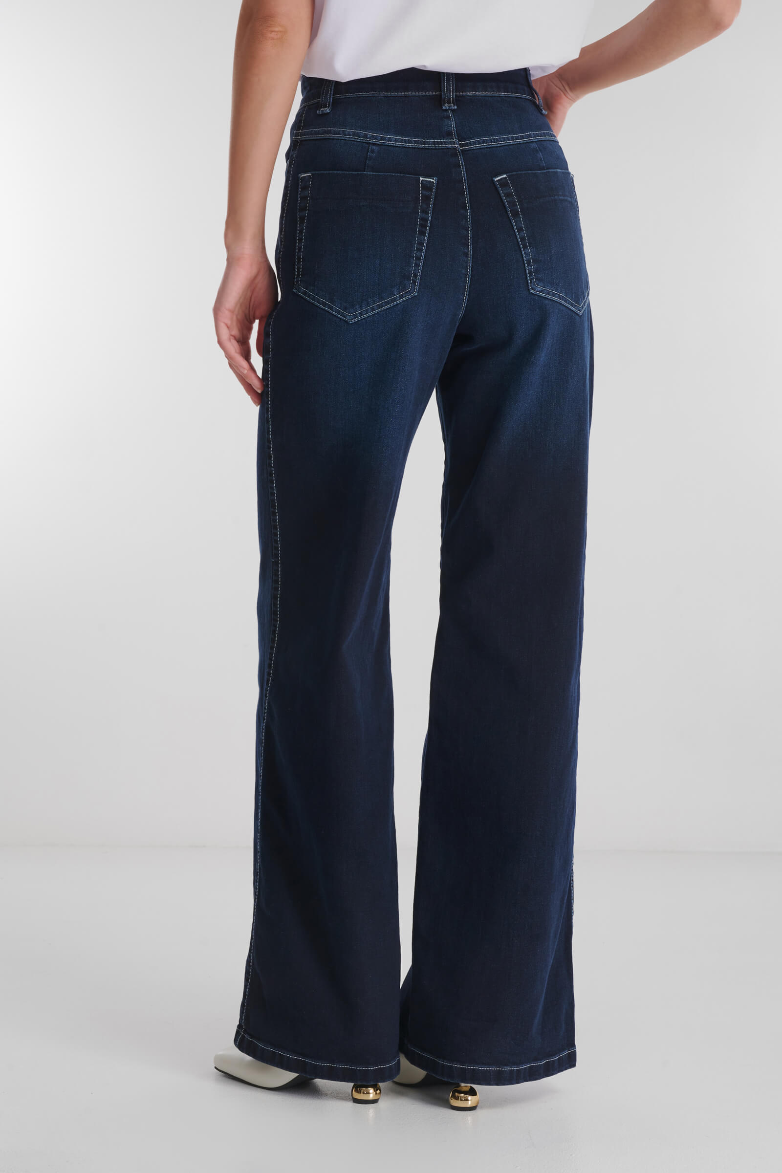 Расклешенные джинсы с простроченными стрелками Бренд Caterina Leman