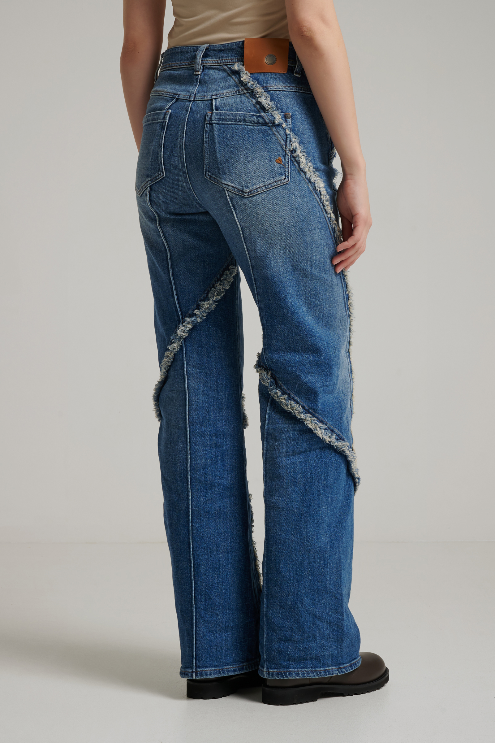 Джинсы с простроченной бахрамой Бренд High