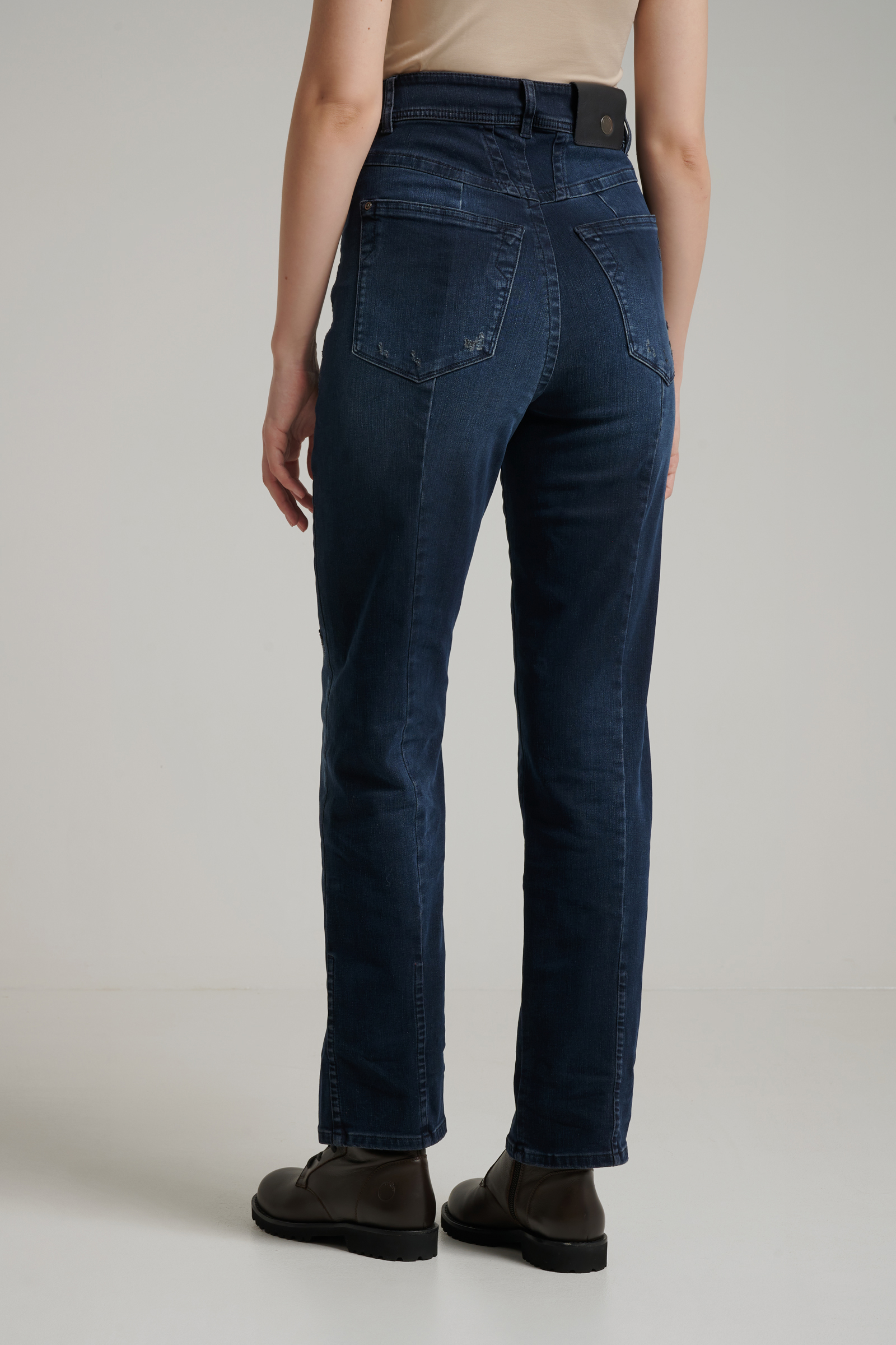 Джинсы с элементами потертости Бренд High