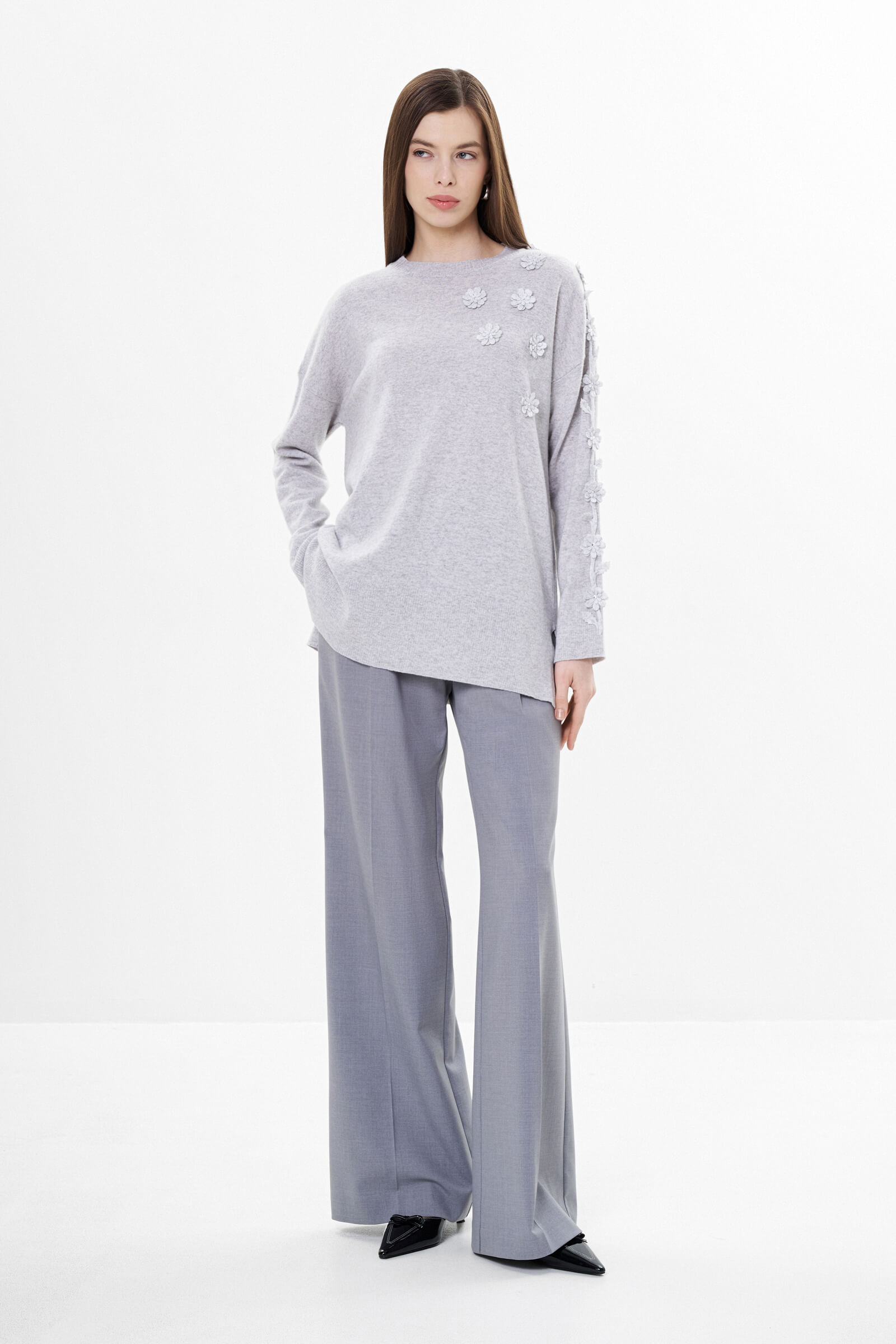 Джемпер с объемным цветочным декором Бренд Daniela Drei