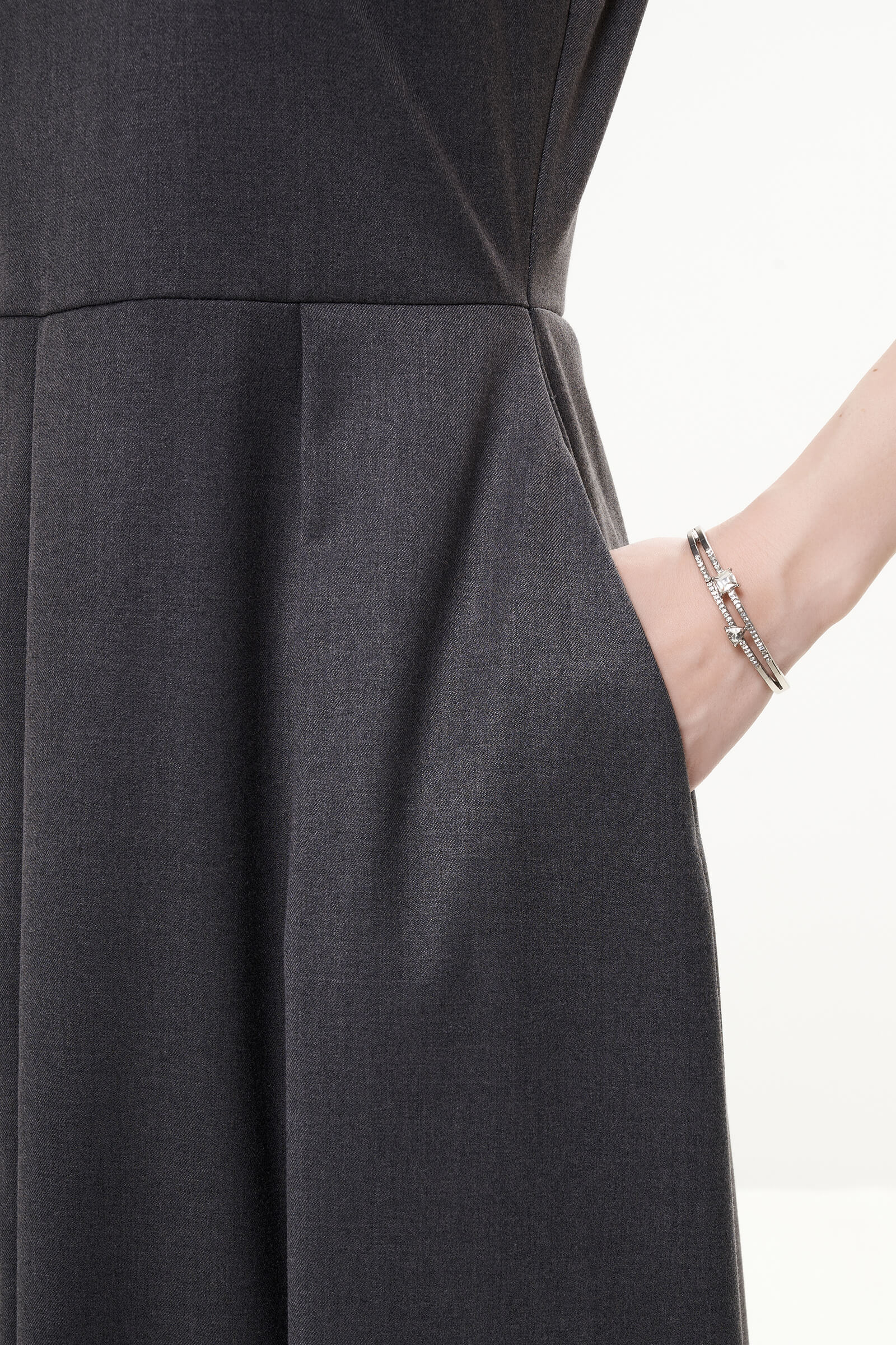 Расклешенное платье со стразами Бренд Milva Mi