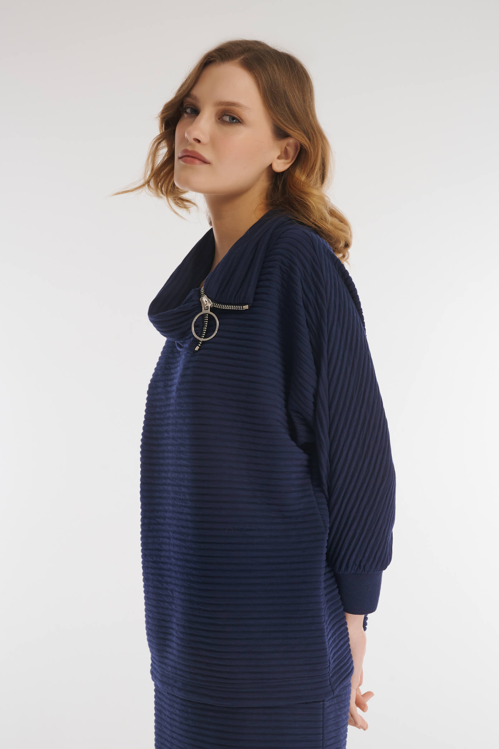 Фактурный свитшот с воротником на молнии Бренд Caterina Leman