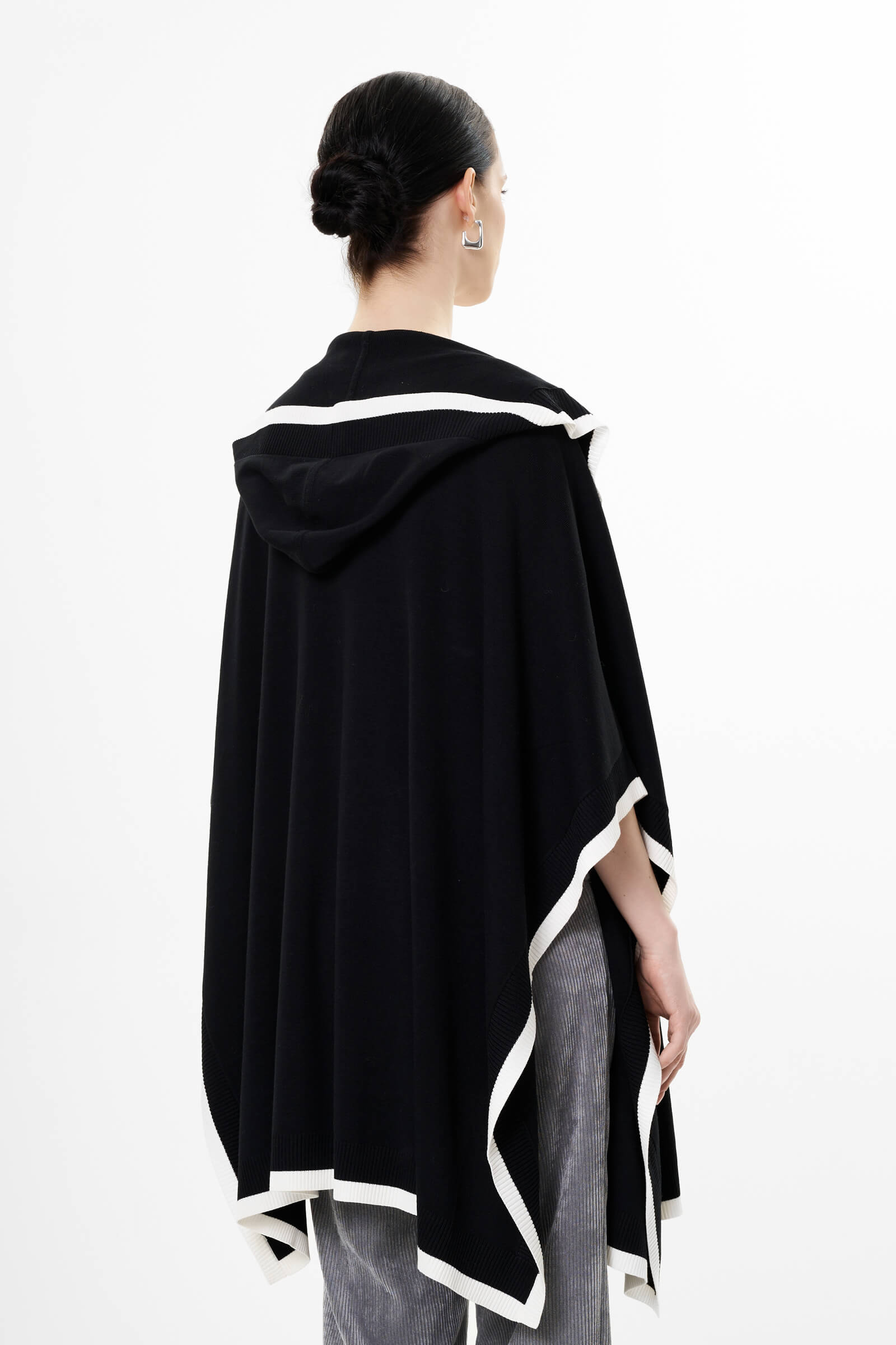 Трикотажное пончо с капюшоном Бренд Luisa Viola