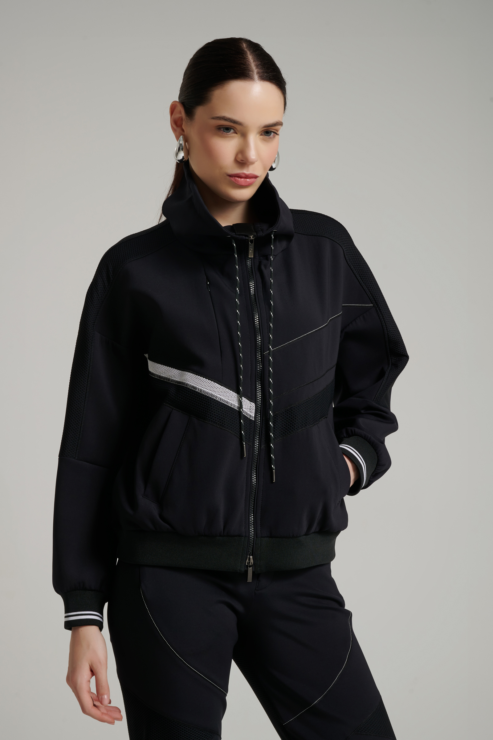 Спортивная куртка с капюшоном Бренд High