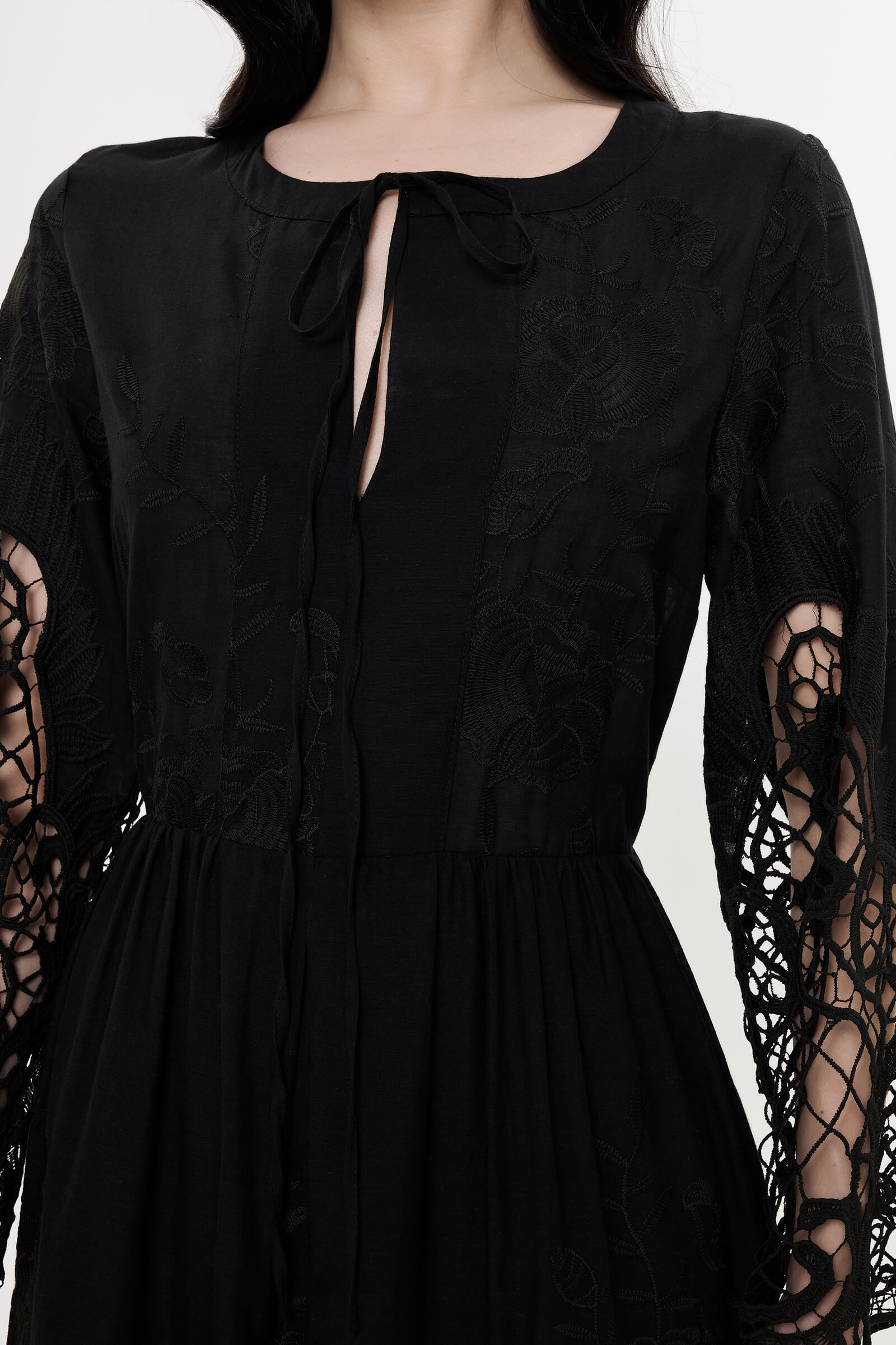 Длинное хлопковое платье с кружевной отделкой Бренд Milva Mi