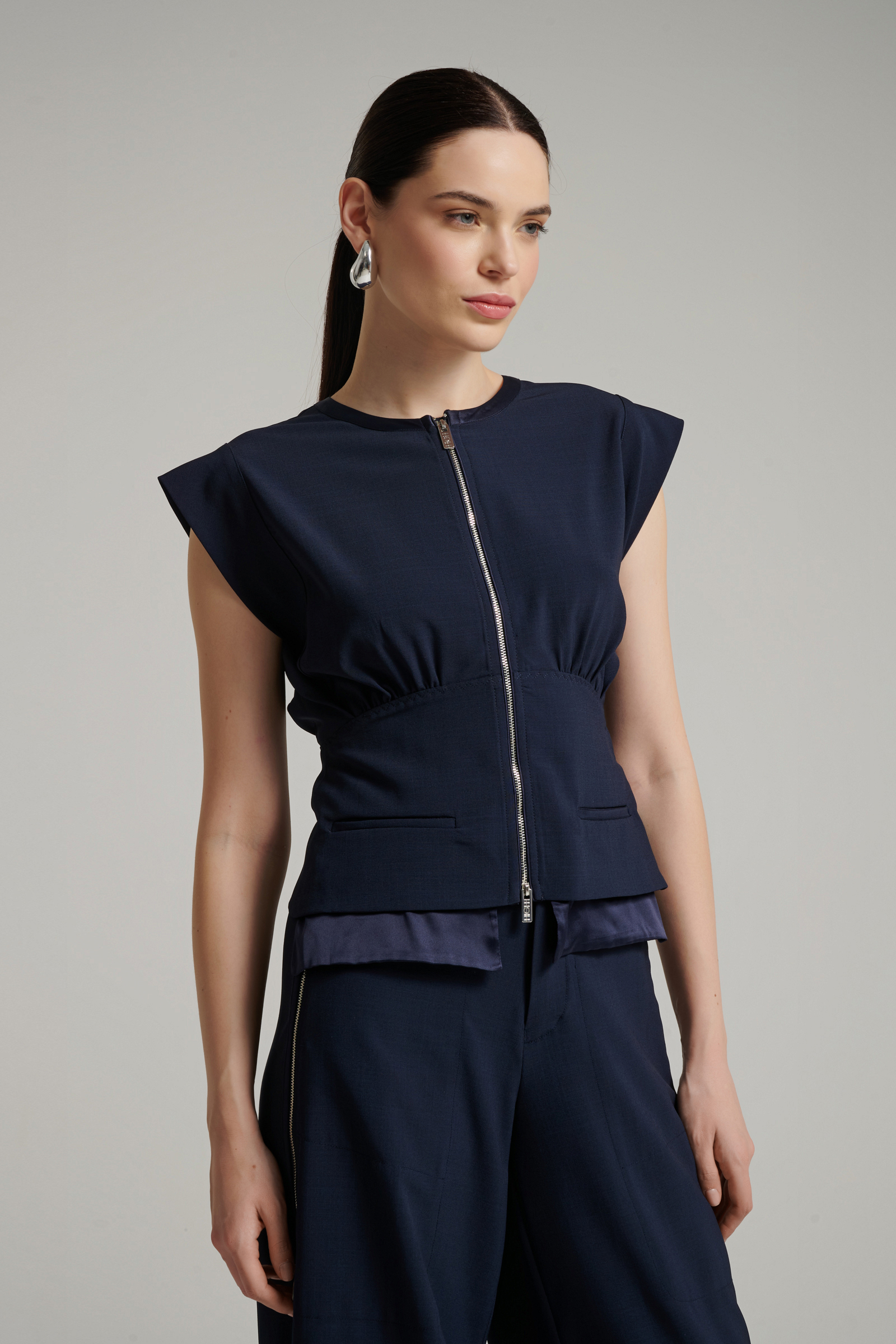 Жилет на молнии Бренд High