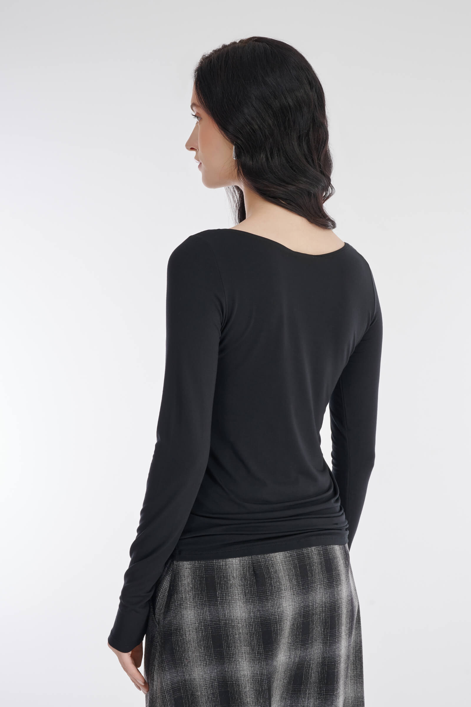 Базовый лонгслив в вырезом-лодочкой Бренд Sarah Pacini