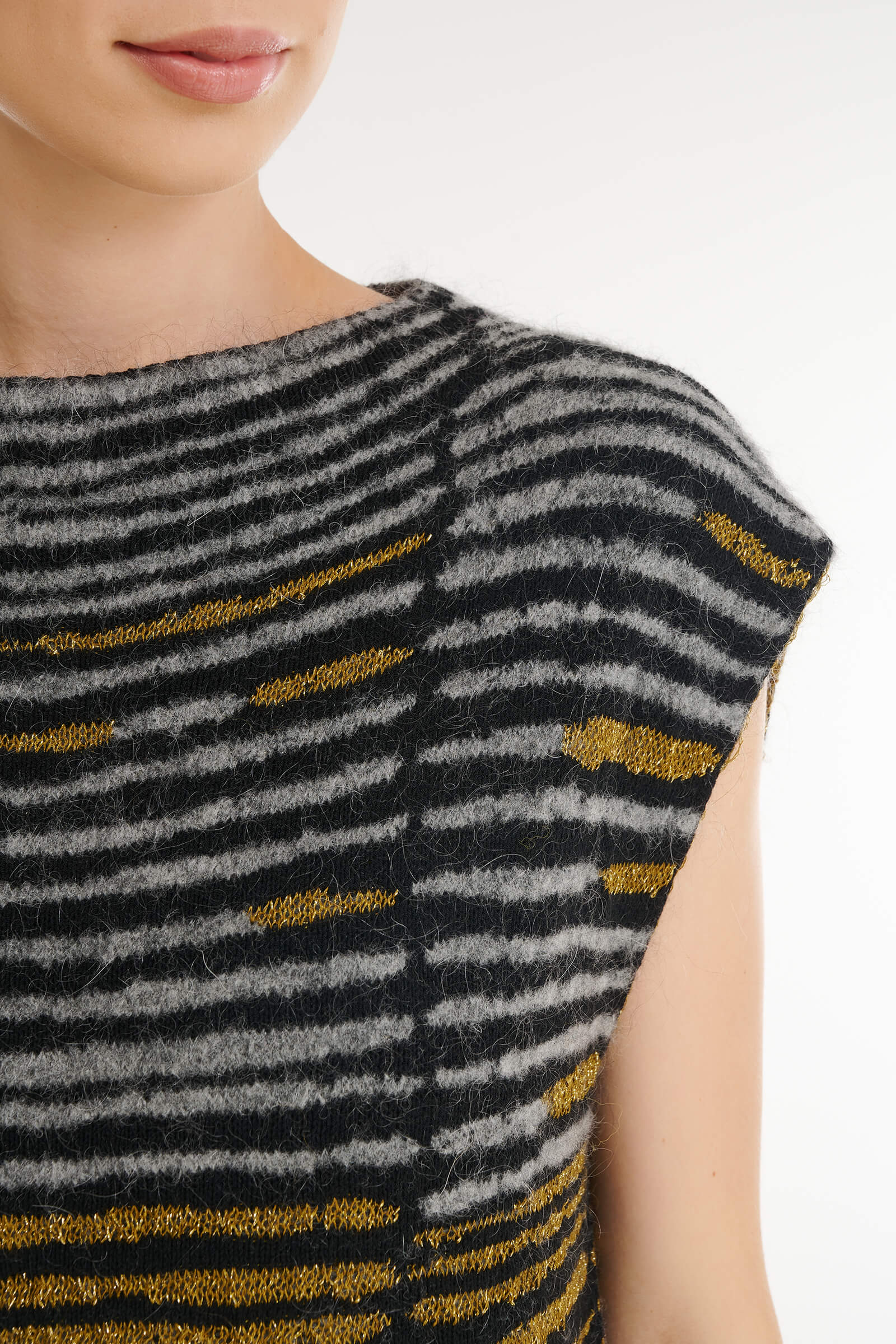 Трикотажный жилет с полосатым узором Бренд Sarah Pacini