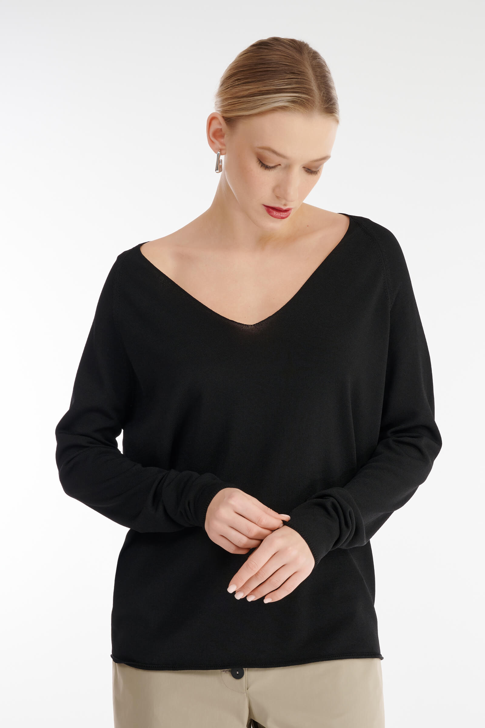 Пуловер с глубоким вырезом Бренд Sarah Pacini