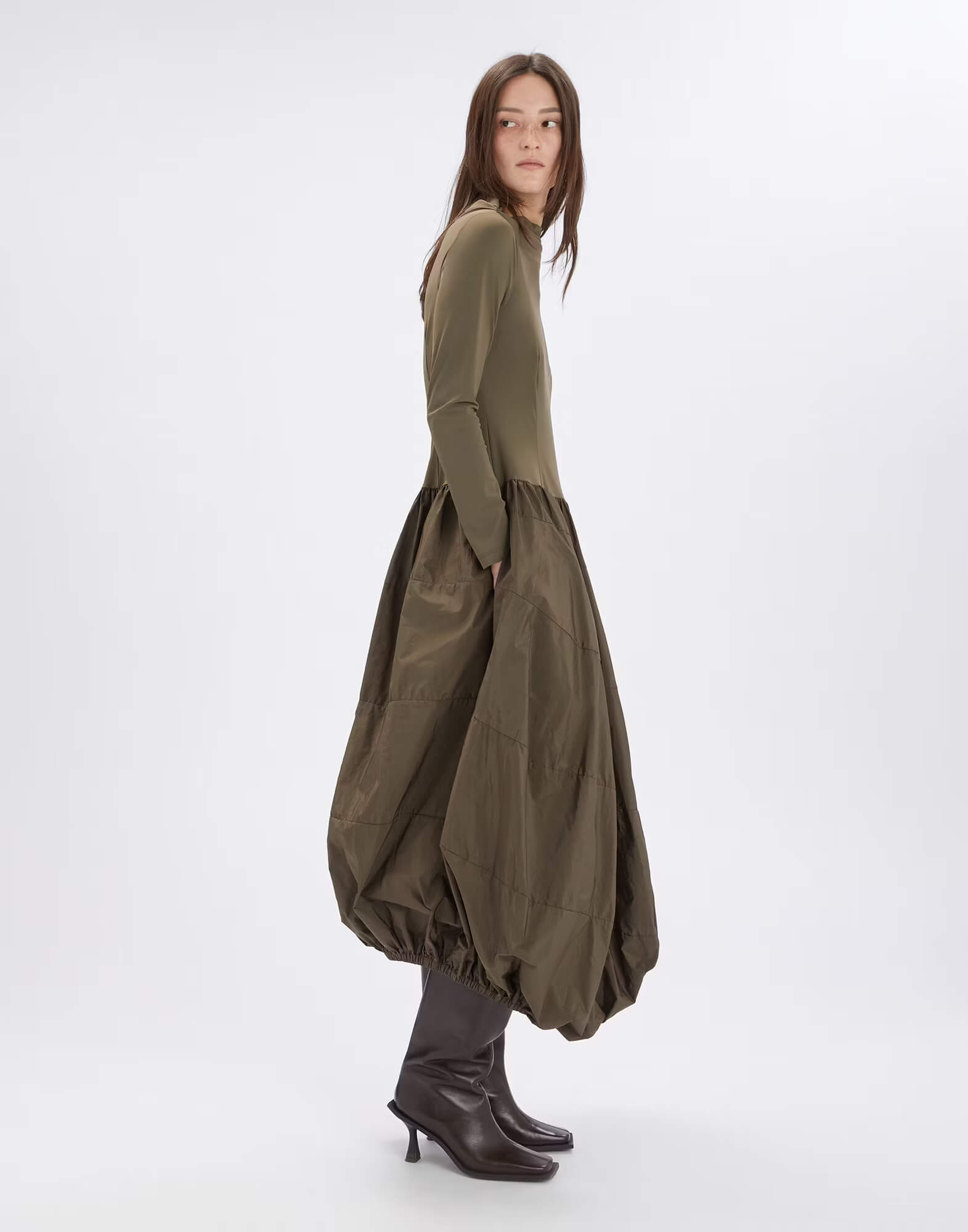 Платье из технологичной ткани и юбкой-баллоном Бренд High