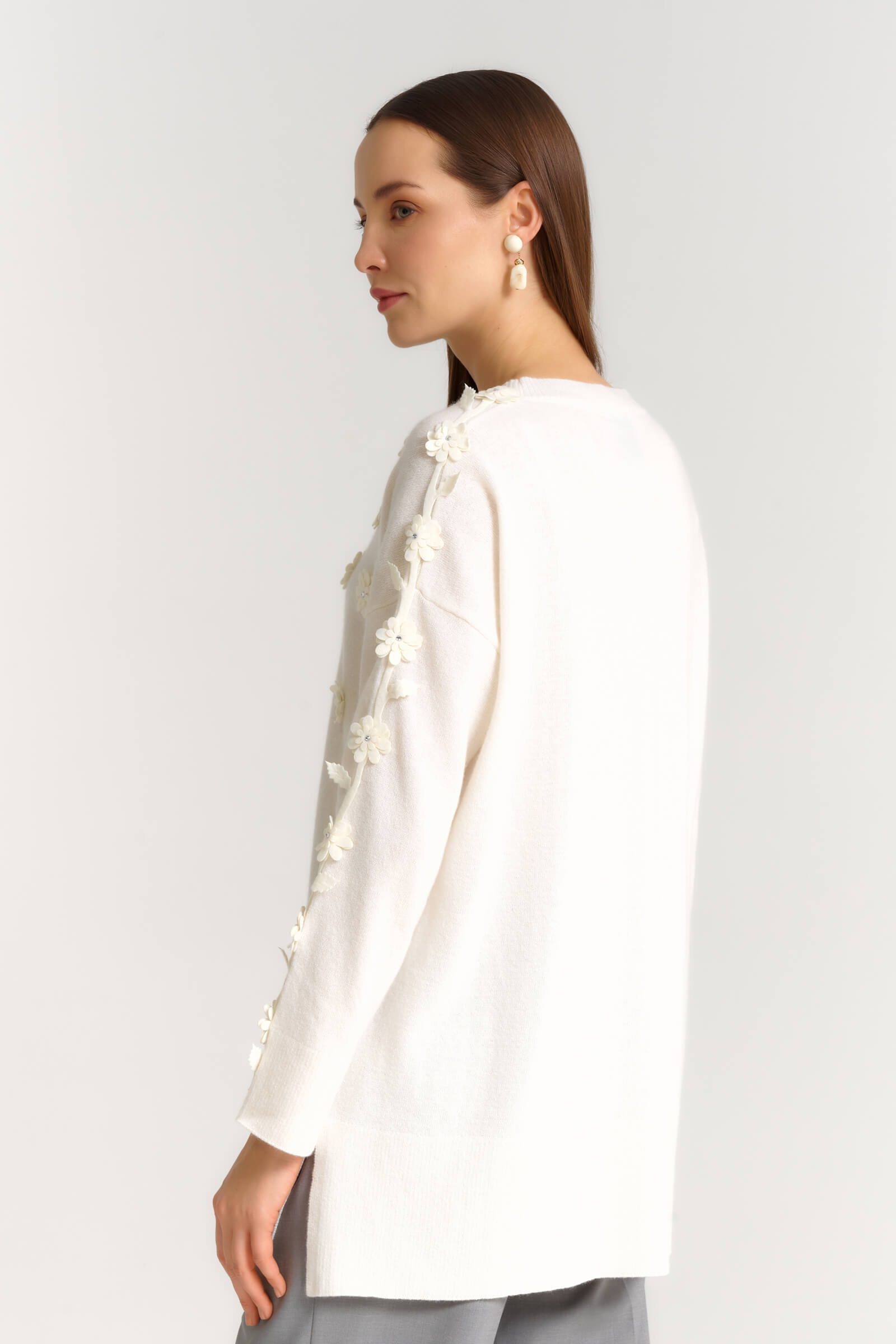 Джемпер с объемным цветочным декором Бренд Daniela Drei