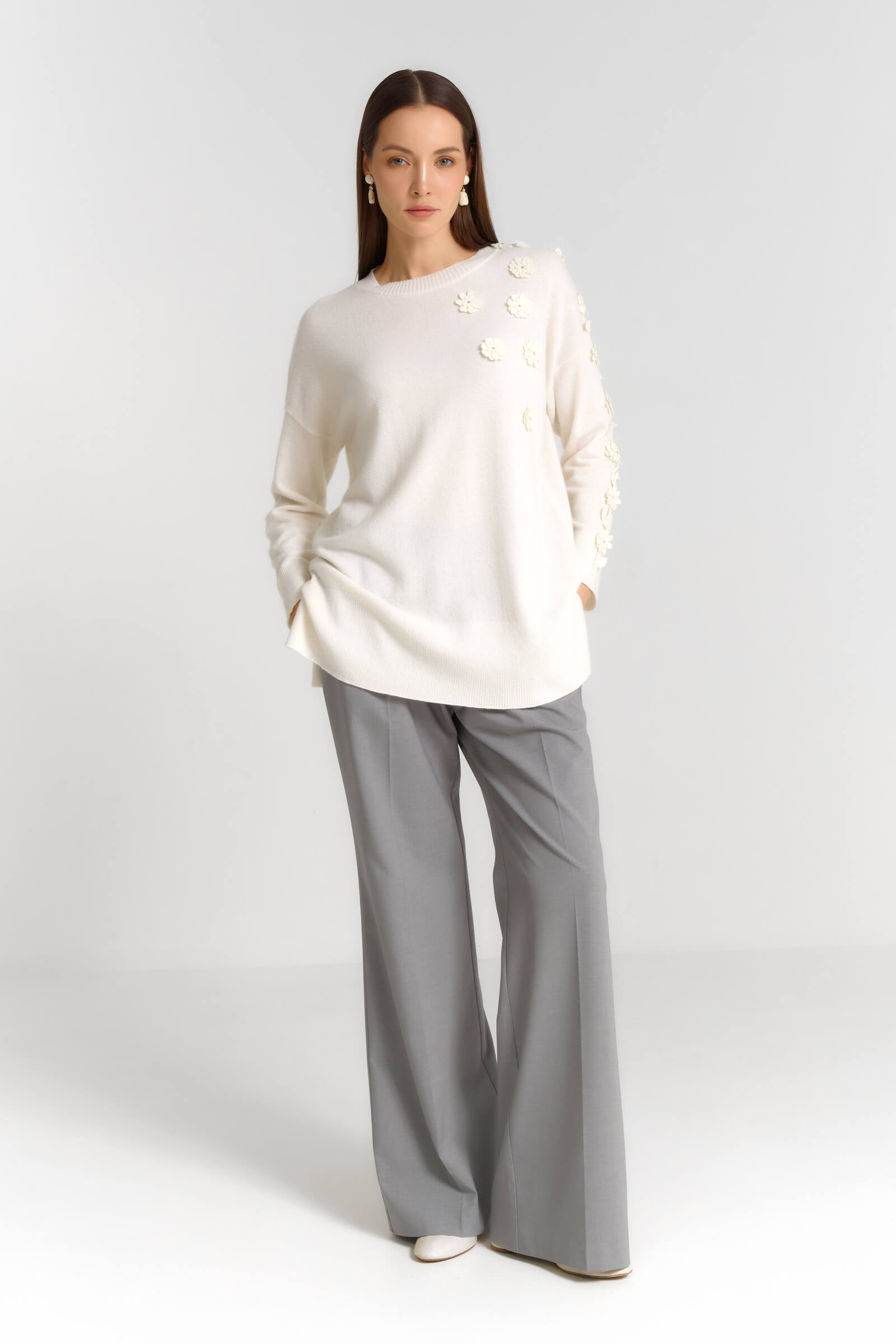 Джемпер с объемным цветочным декором Бренд Daniela Drei