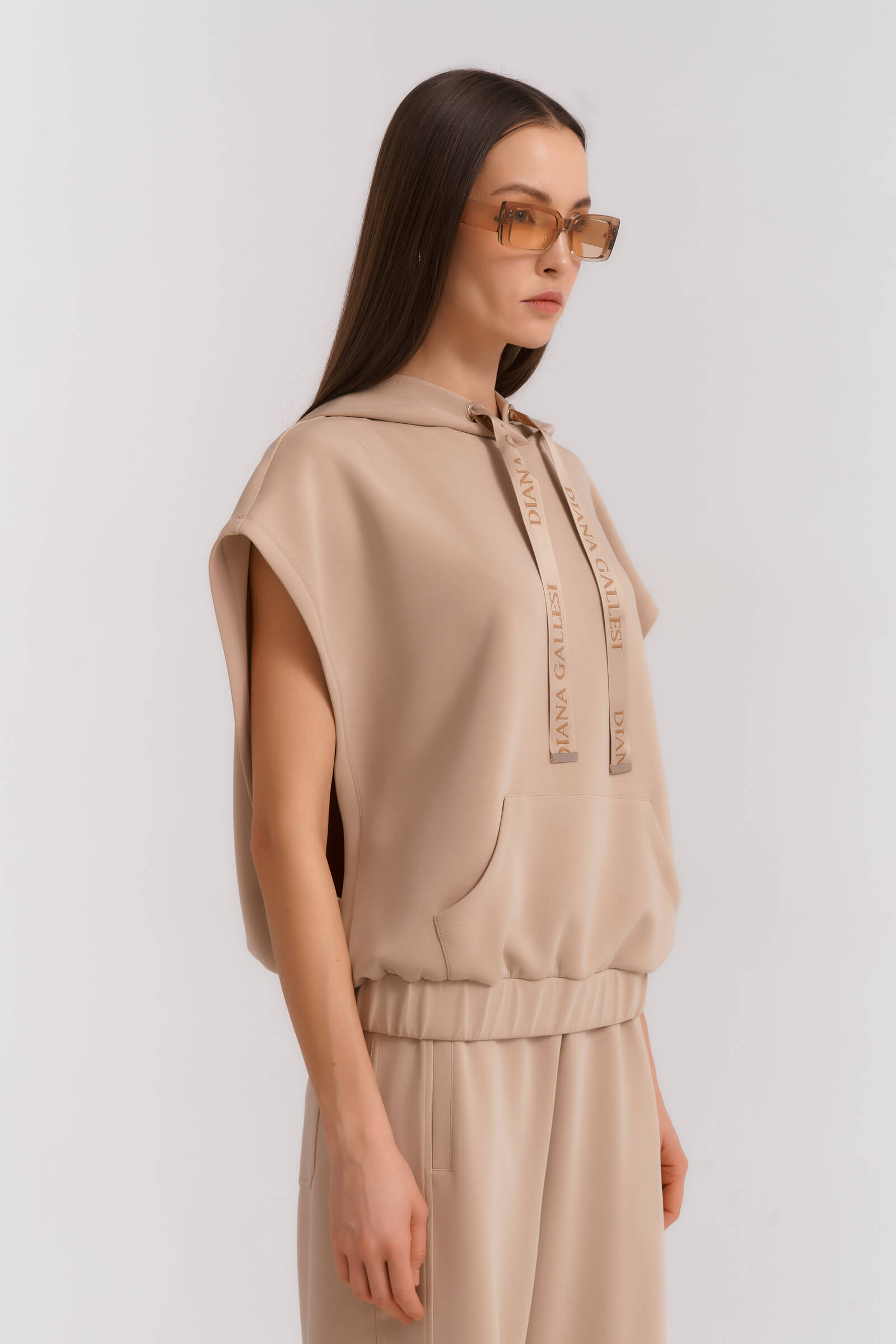 Худи без рукавов с капюшоном Бренд Diana Gallesi