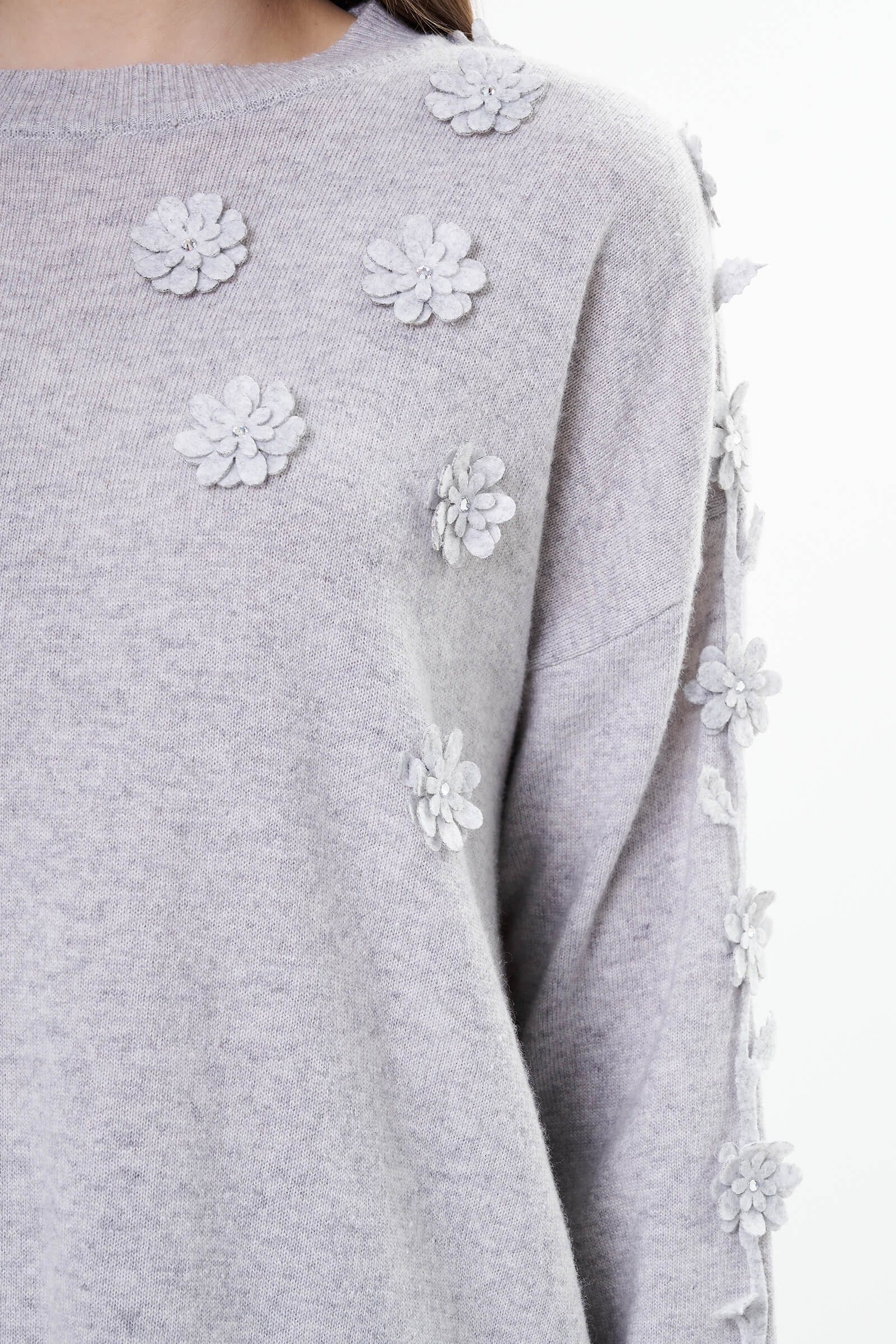 Джемпер с объемным цветочным декором Бренд Daniela Drei