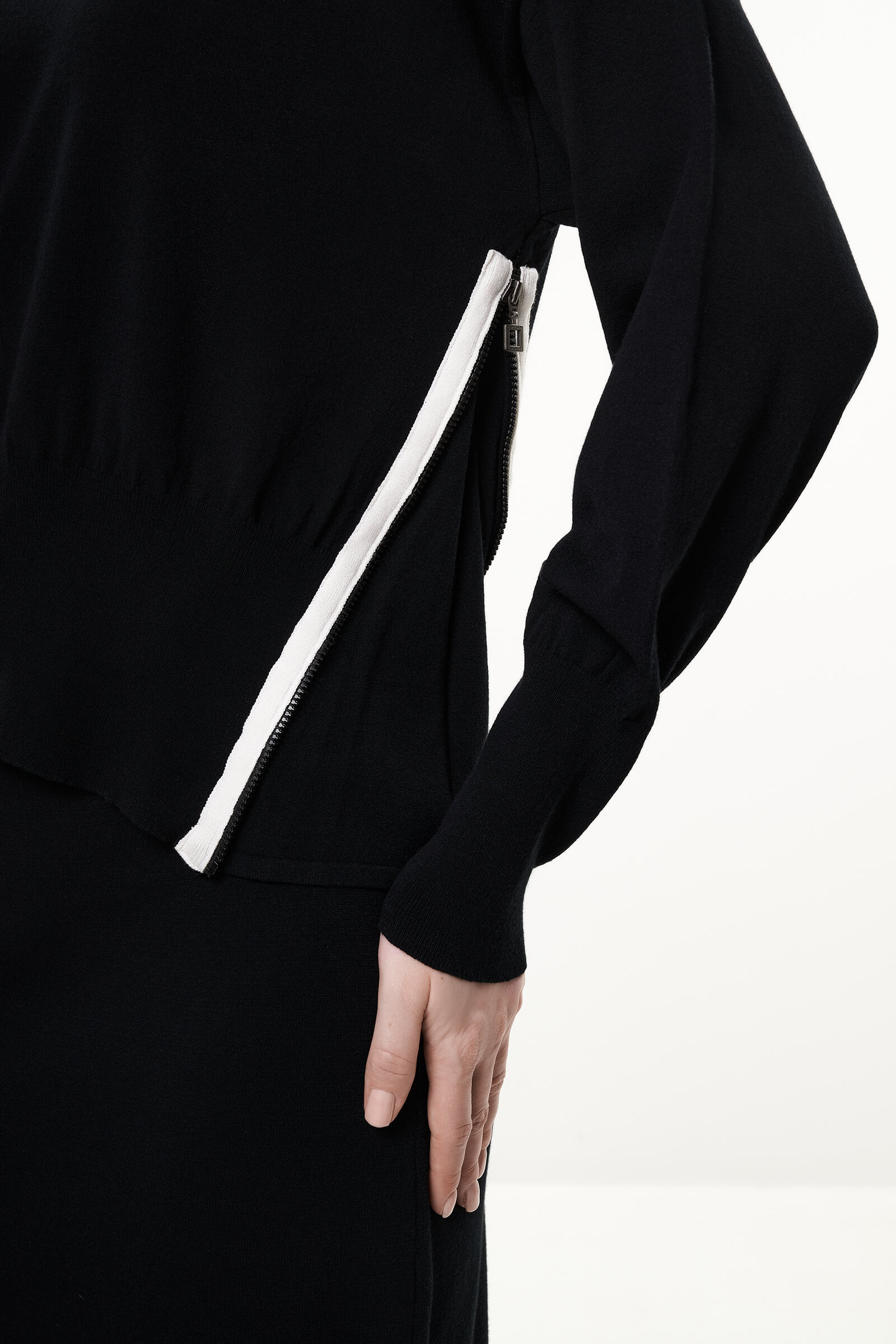 Джемпер из шелковистой вискозы с молнией сбоку Бренд Sarah Pacini