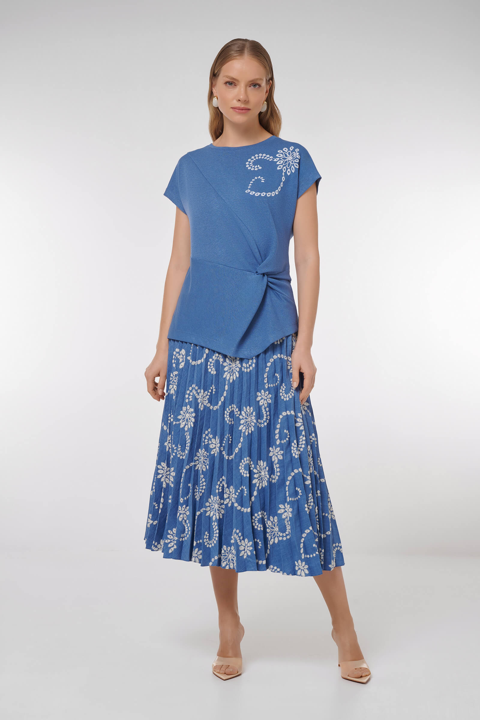 Футболка ассиметричного кроя с  вышивкой Бренд Caterina Leman