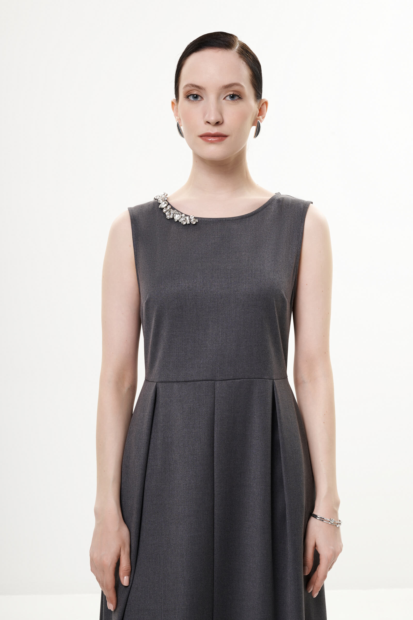 Расклешенное платье со стразами Бренд Milva Mi