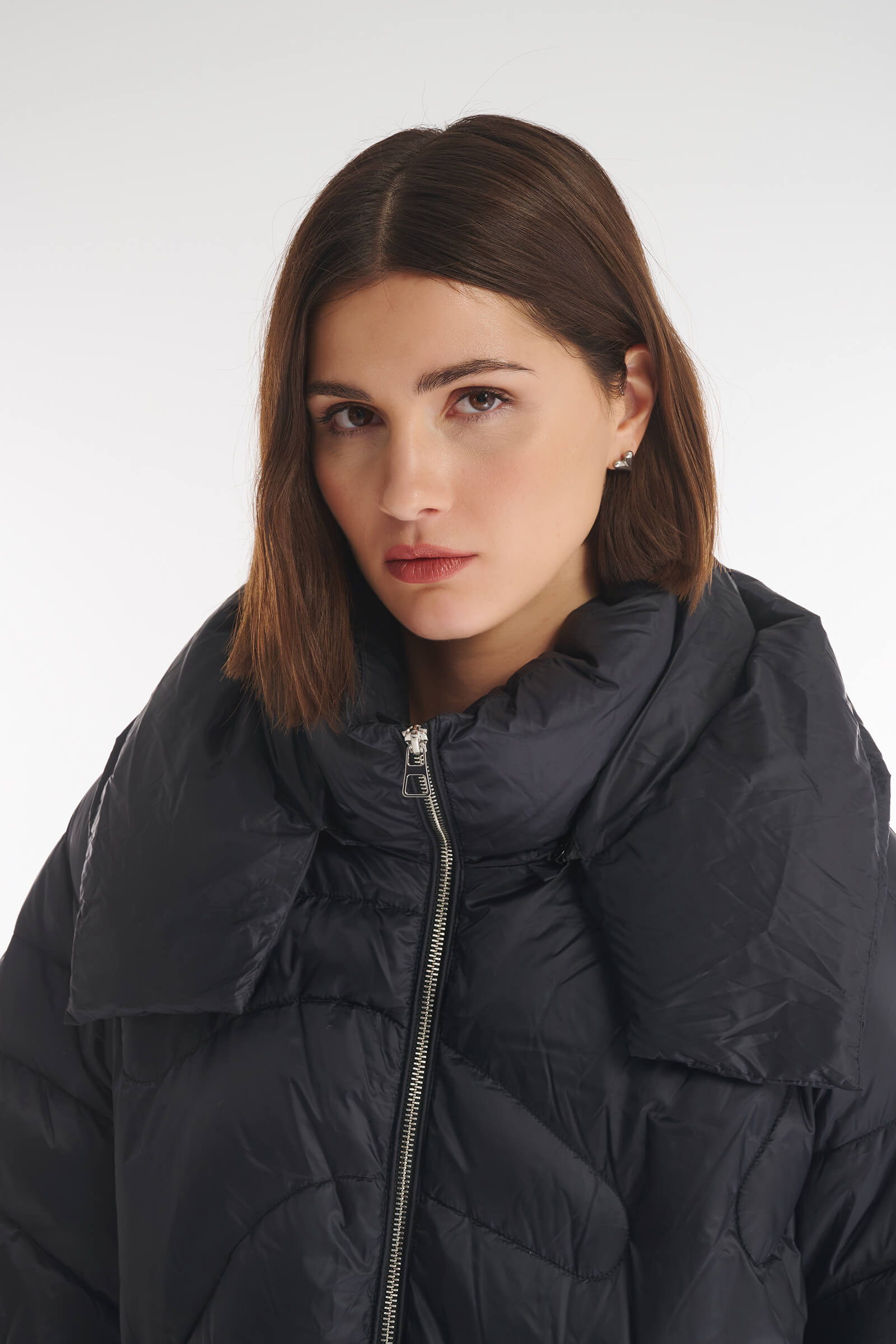 Стеганая пуховая куртка со съемным капюшоном Бренд Caterina Leman