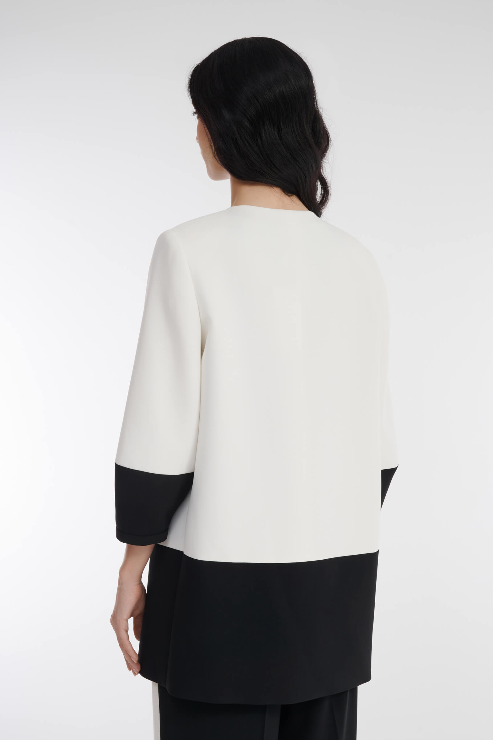 Легкое пальто с укороченными рукавами Бренд Diana Gallesi