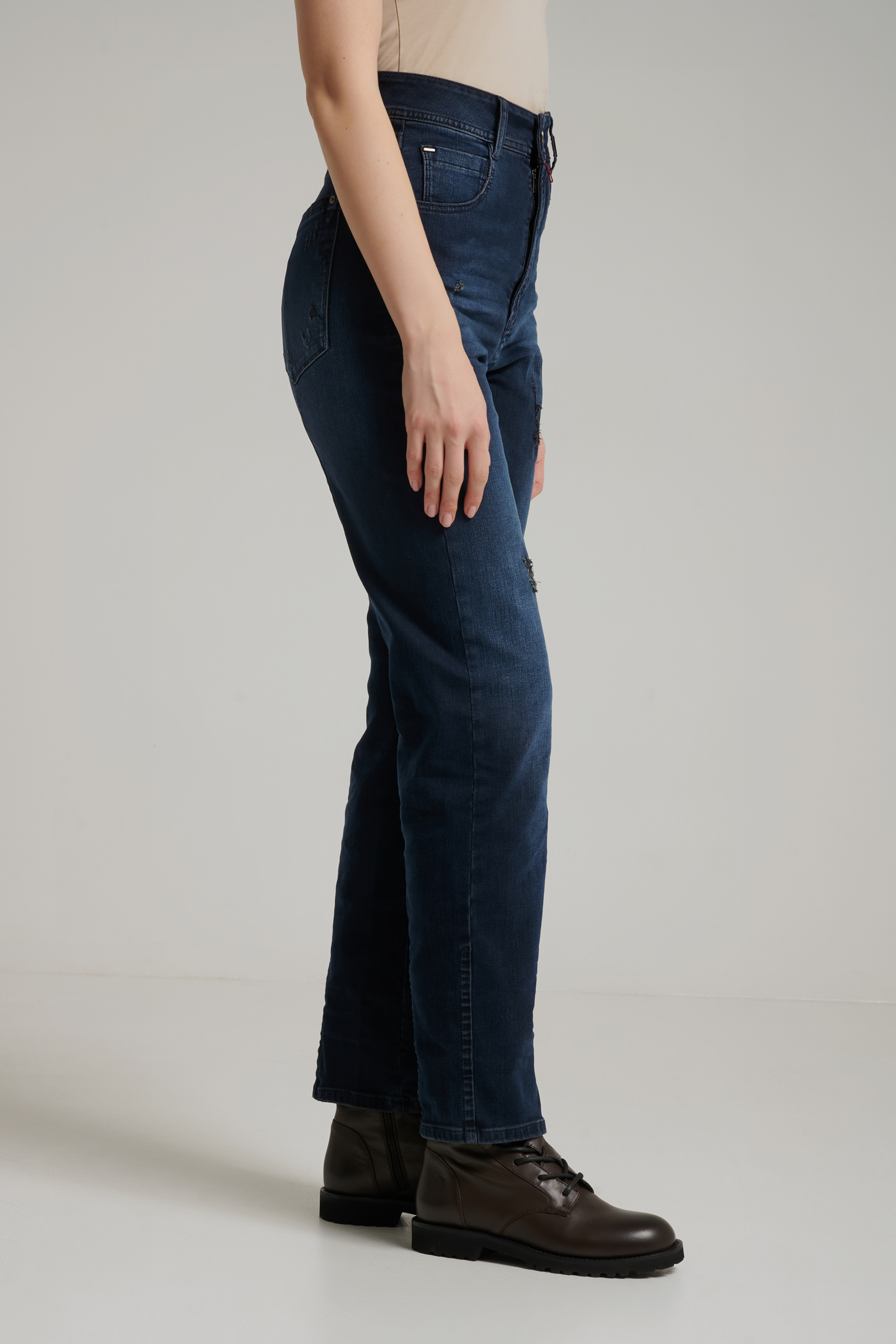 Джинсы с элементами потертости Бренд High