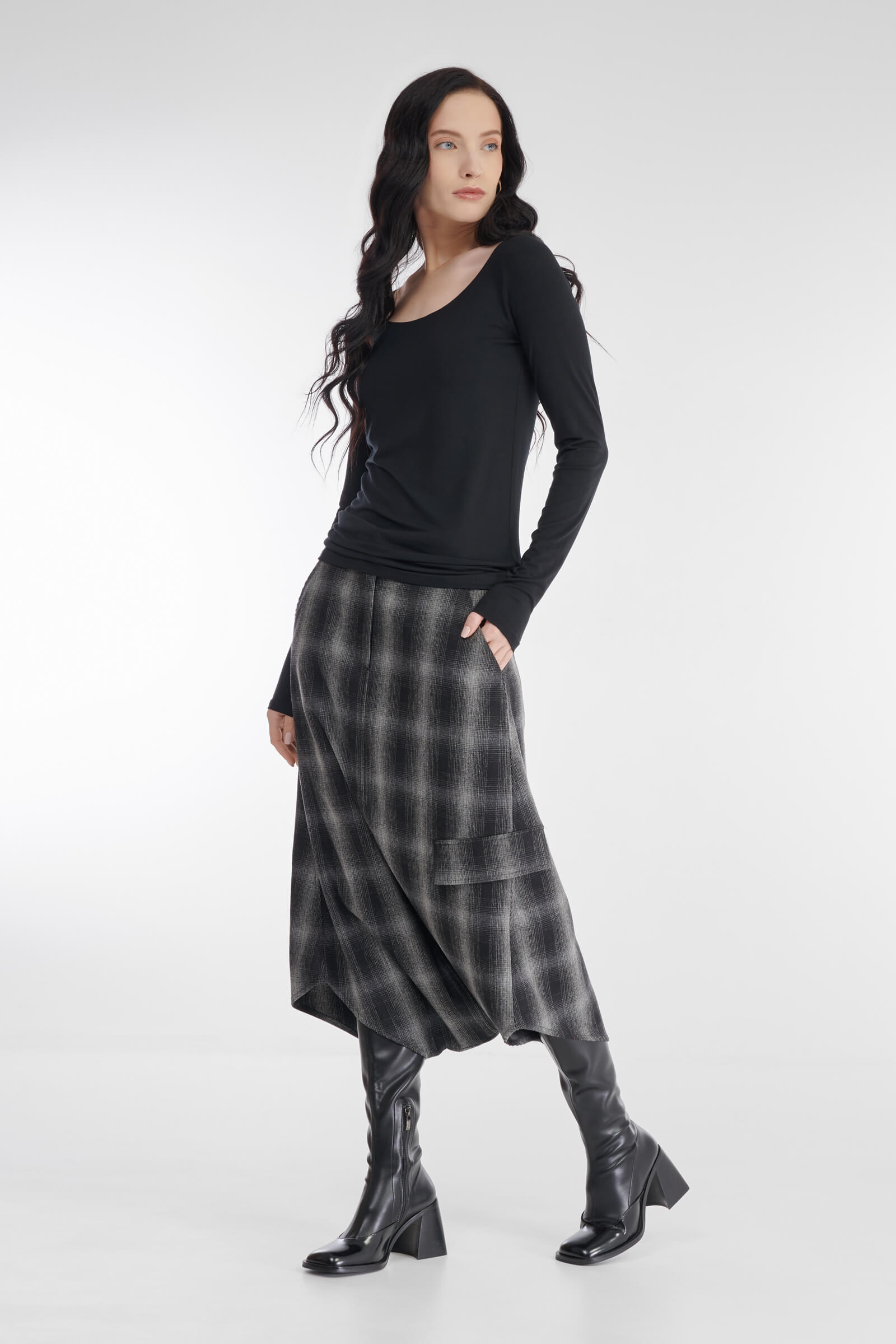 Базовый лонгслив в вырезом-лодочкой Бренд Sarah Pacini