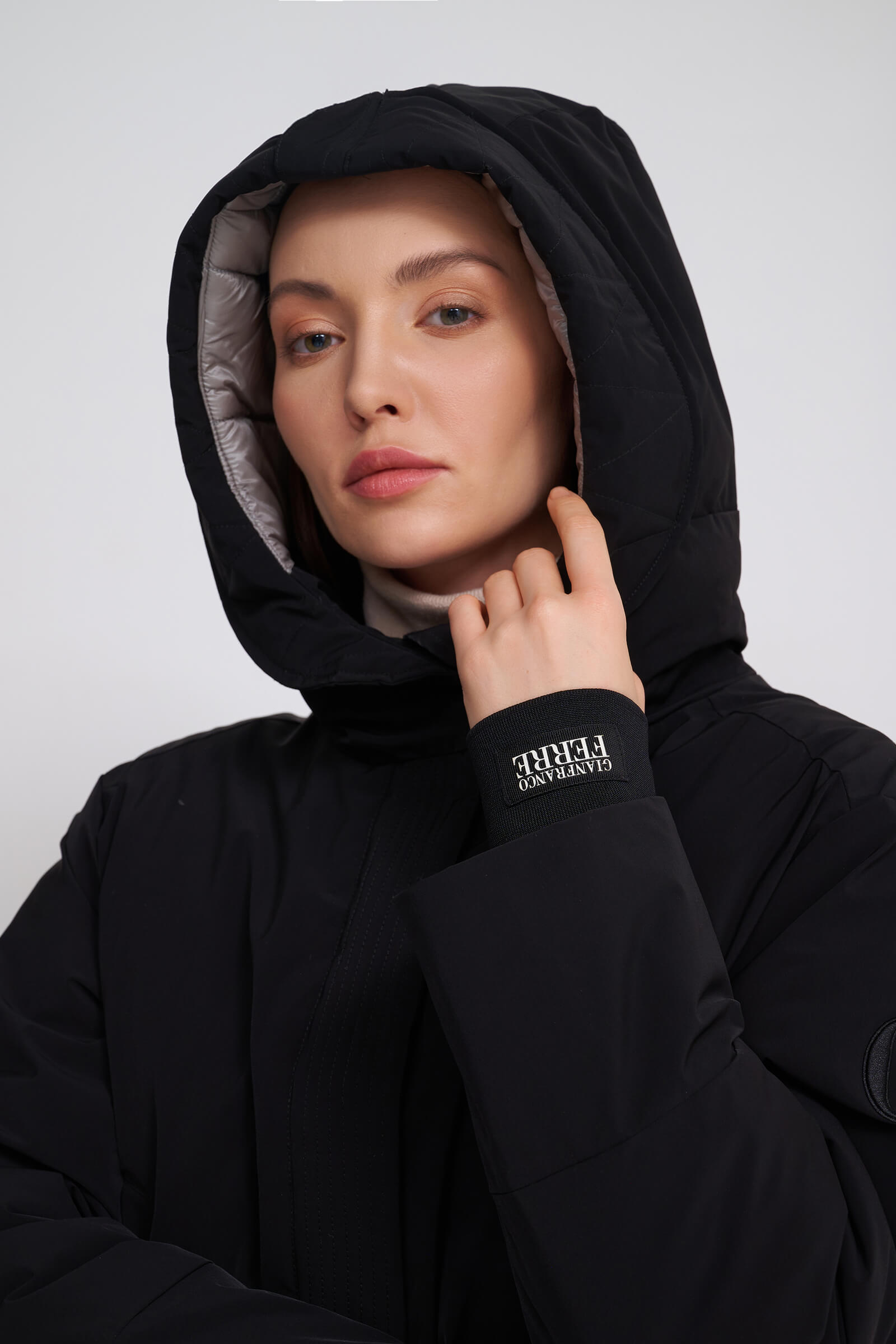 Утепленная куртка с капюшоном Бренд Gianfranco Ferre