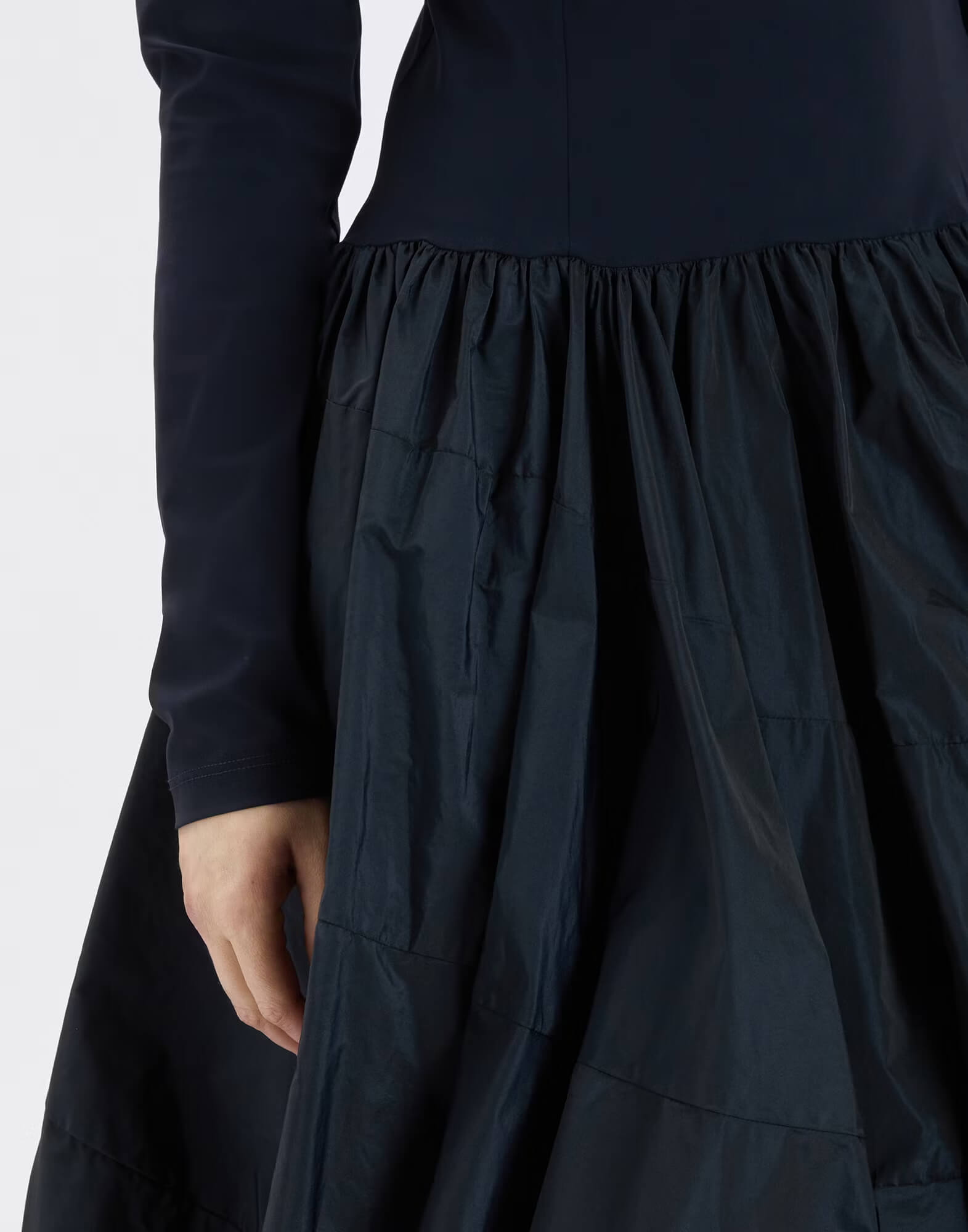 Платье из технологичной ткани и юбкой-баллоном Бренд High