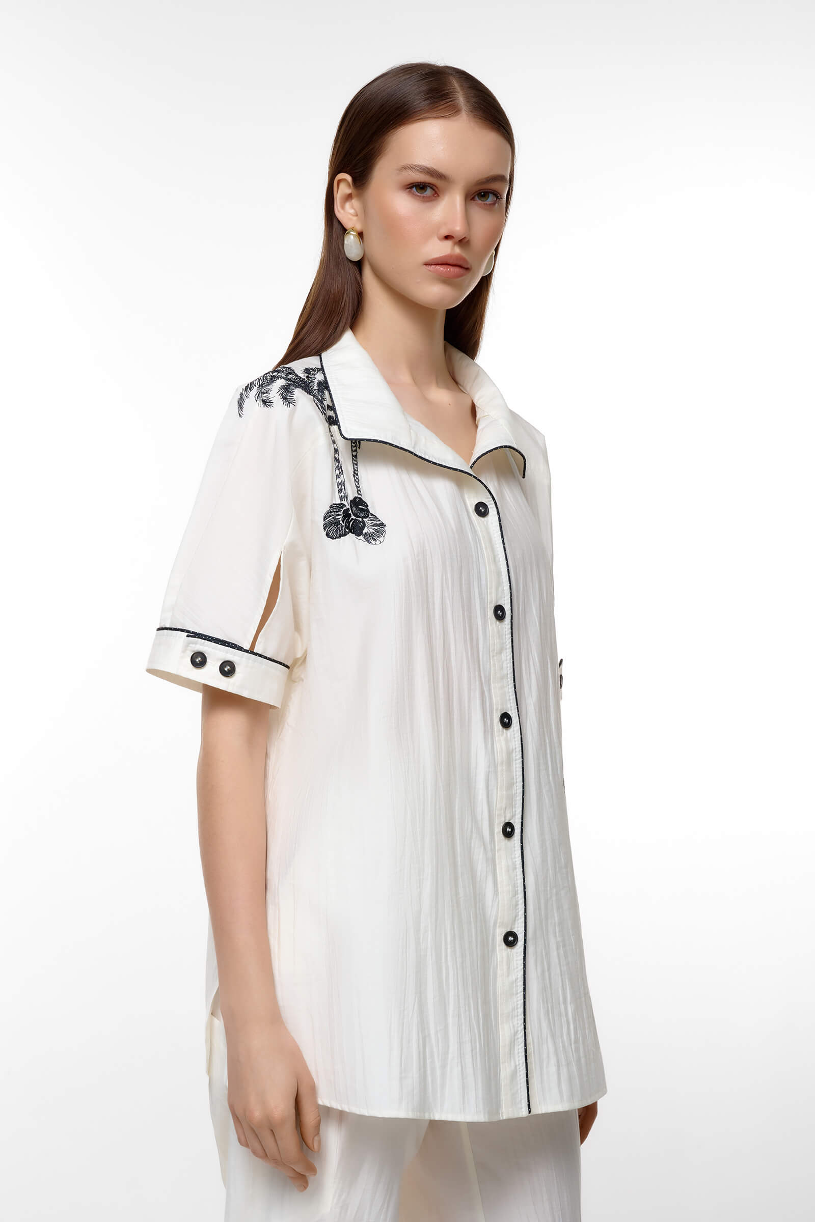 Удлиненная блузка с контрастной окантовкой и рисунком Бренд Caterina Leman