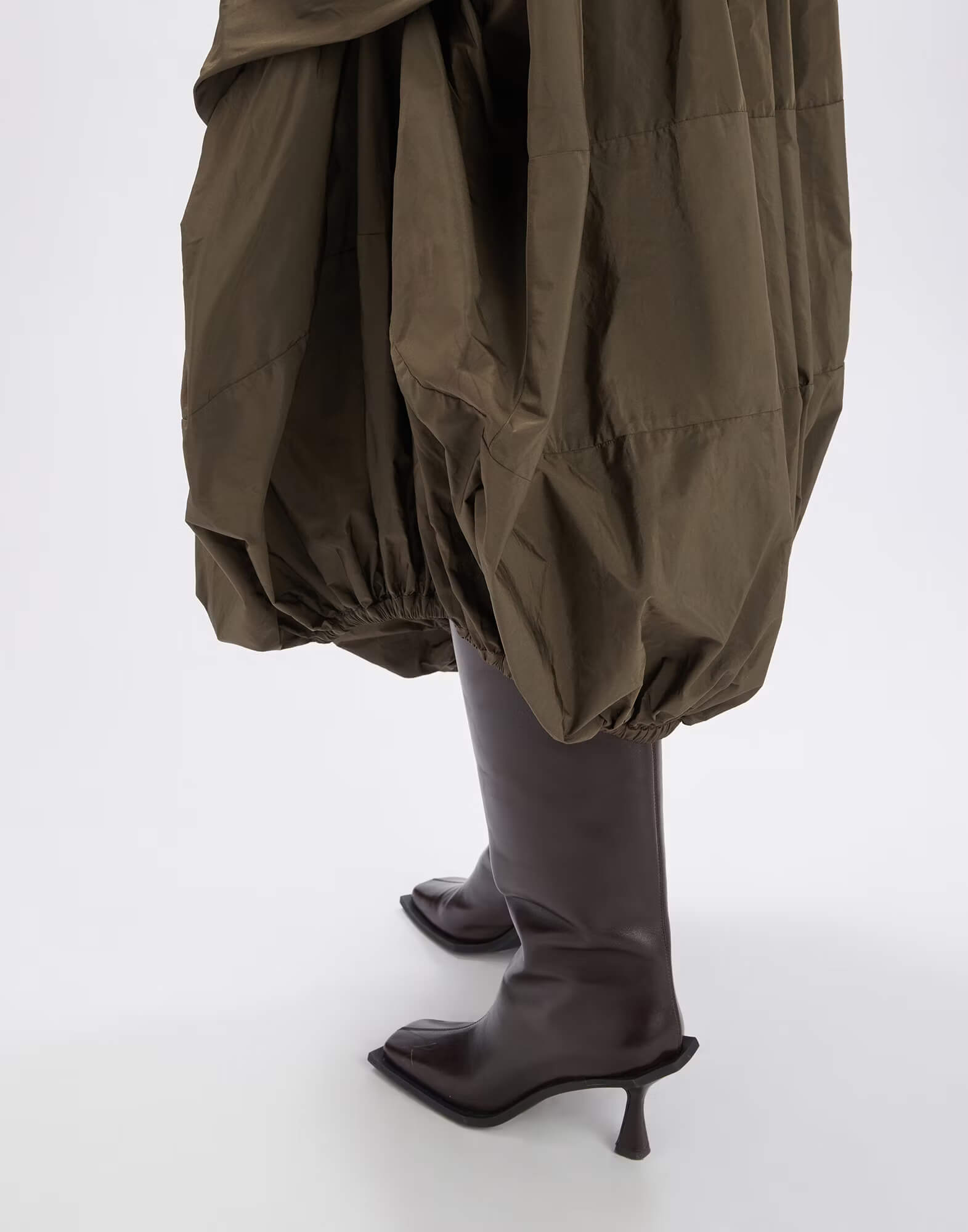 Платье из технологичной ткани и юбкой-баллоном Бренд High