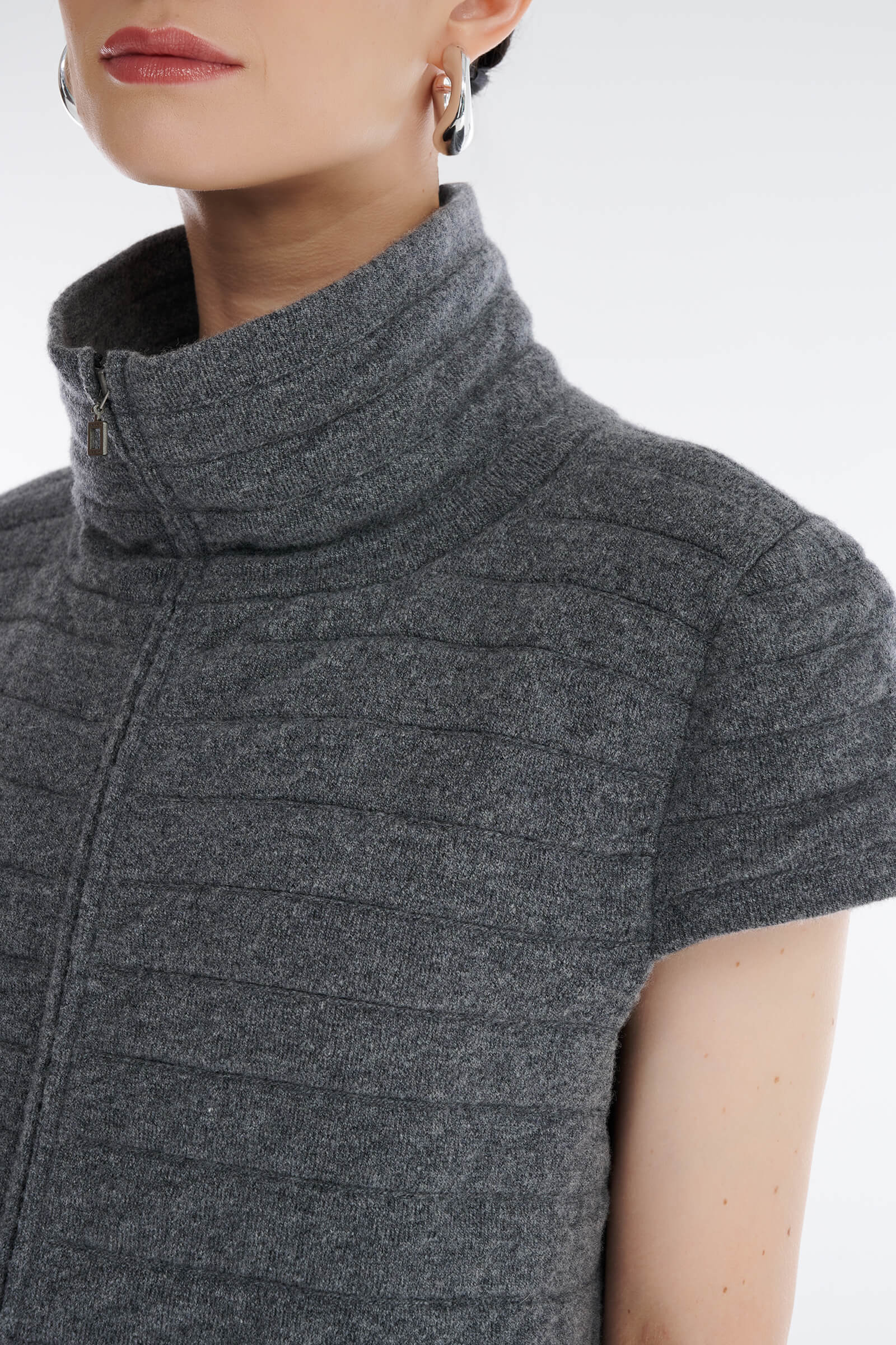 Трикотажный жилет на молнии Бренд Sarah Pacini