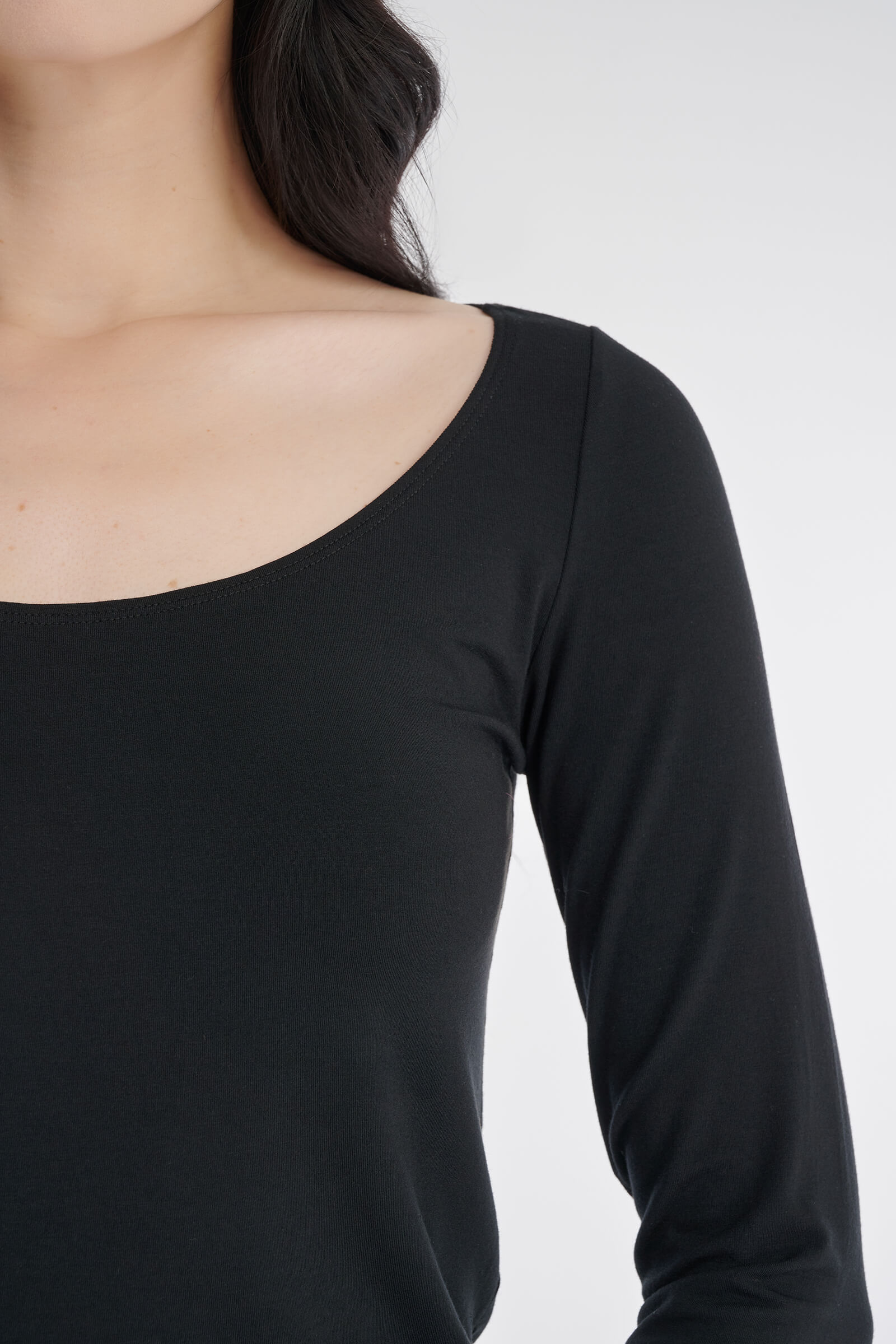 Базовый лонгслив в вырезом-лодочкой Бренд Sarah Pacini